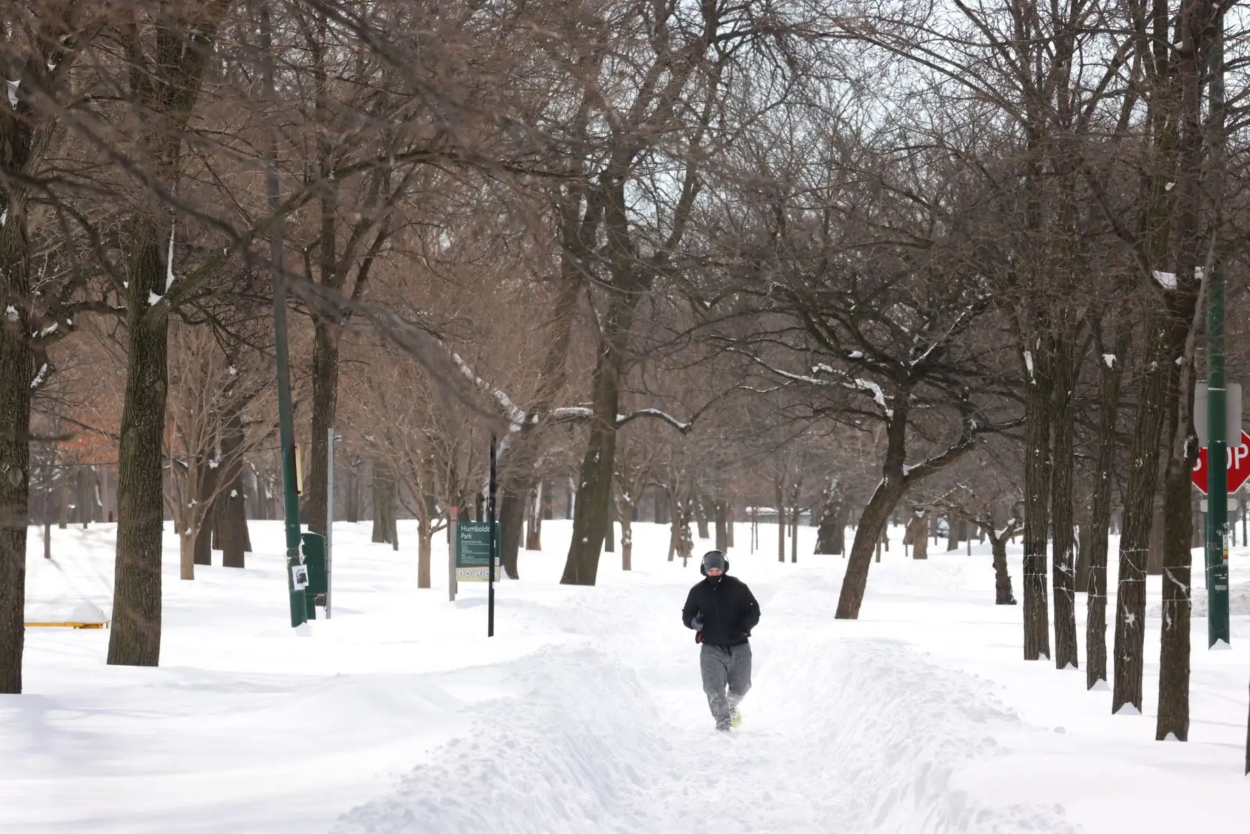 Un deportista recorre a lo largo de una acera cubierta de nieve en Chicago, Illinois, en los Estados Unidos. Foto: AFP