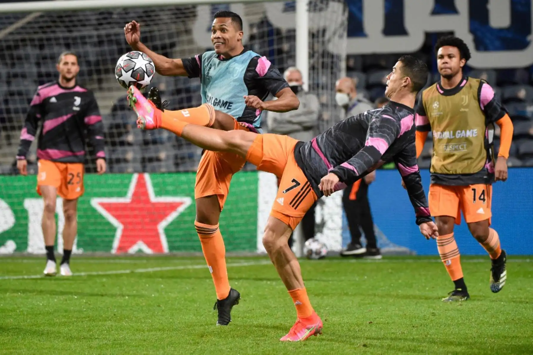 El delantero portugués de la Juventus, Cristiano Ronaldo (2R),  calienta antes del partido de ida de los octavos de final de la UEFA Champions League entre el Oporto y la Juventus en el estadio Dragao de Oporto

Foto: AFP