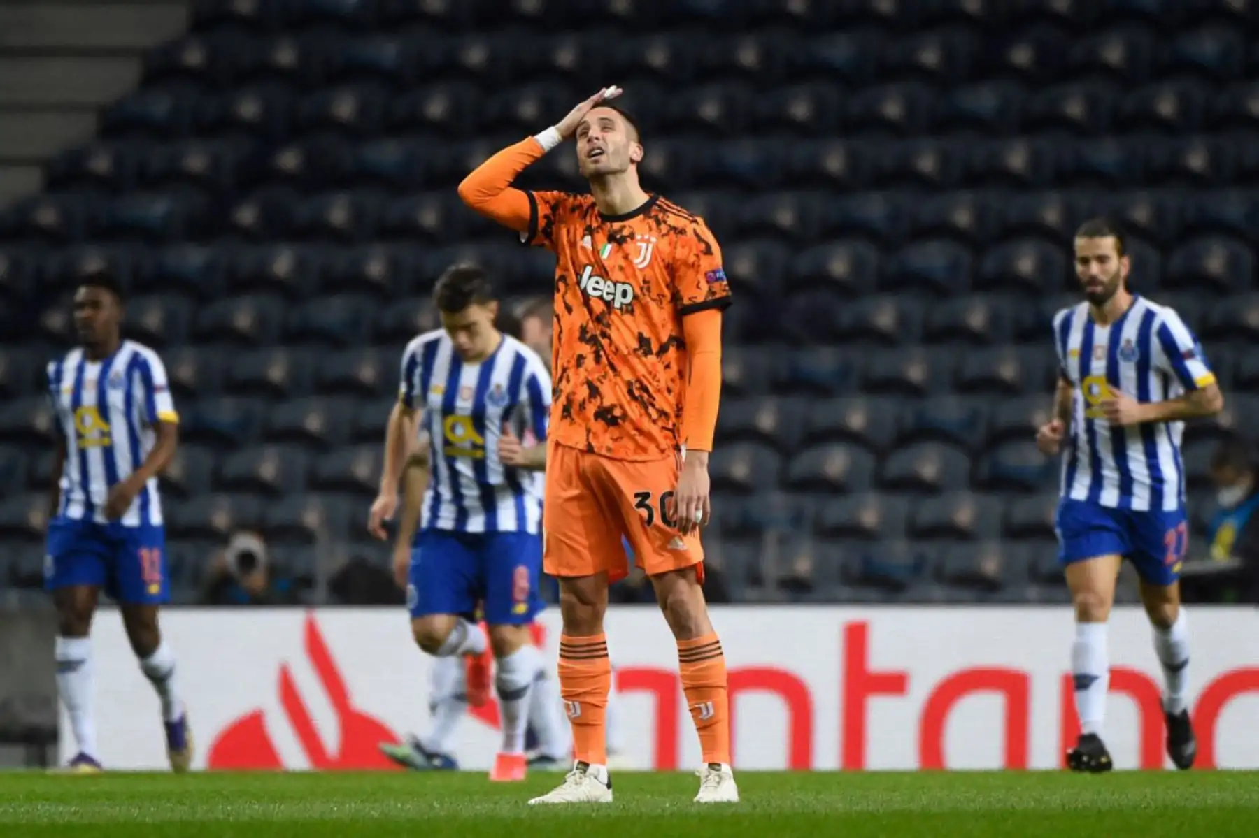 El centrocampista uruguayo de la Juventus, Rodrigo Bentancur, reacciona al gol inicial del Oporto anotado por el delantero iraní del FC Oporto, Mehdi Taremi, durante el partido de ida de los octavos de final de la Liga de Campeones de la UEFA entre el Oporto y la Juventus en el estadio Dragao en Oporto

Foto: AFP