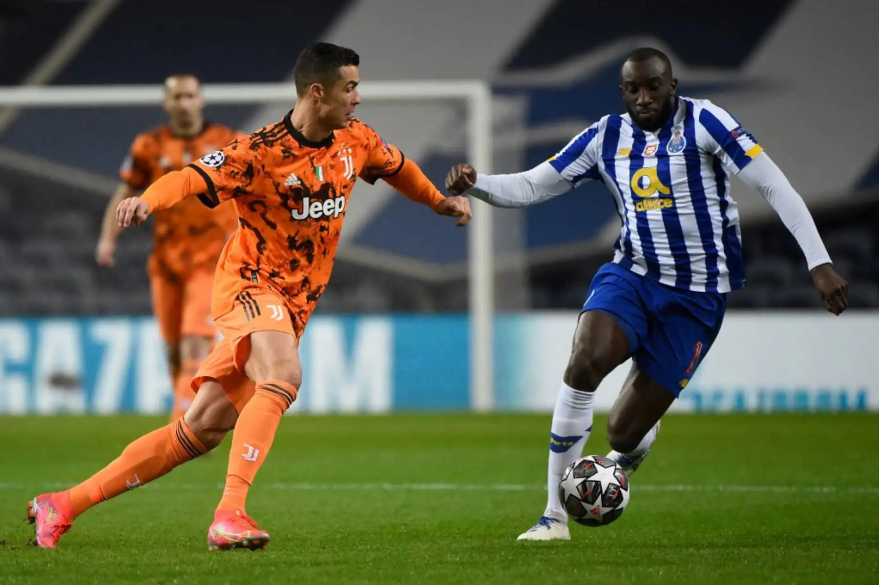 El delantero portugués de la Juventus, Cristiano Ronaldo (L), compite con el delantero maliense del FC Porto, Moussa Marega, durante el partido de ida de los octavos de final de la Liga de Campeones de la UEFA entre el Porto y la Juventus en el estadio Dragao de Porto

Foto: AFP