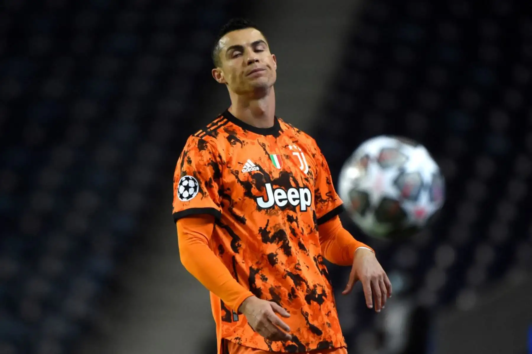 El delantero portugués de la Juventus, Cristiano Ronaldo, reacciona durante el partido de ida de los octavos de final de la Liga de Campeones de la UEFA entre el Oporto y la Juventus en el estadio Dragao de Oporto

Foto: AFP
