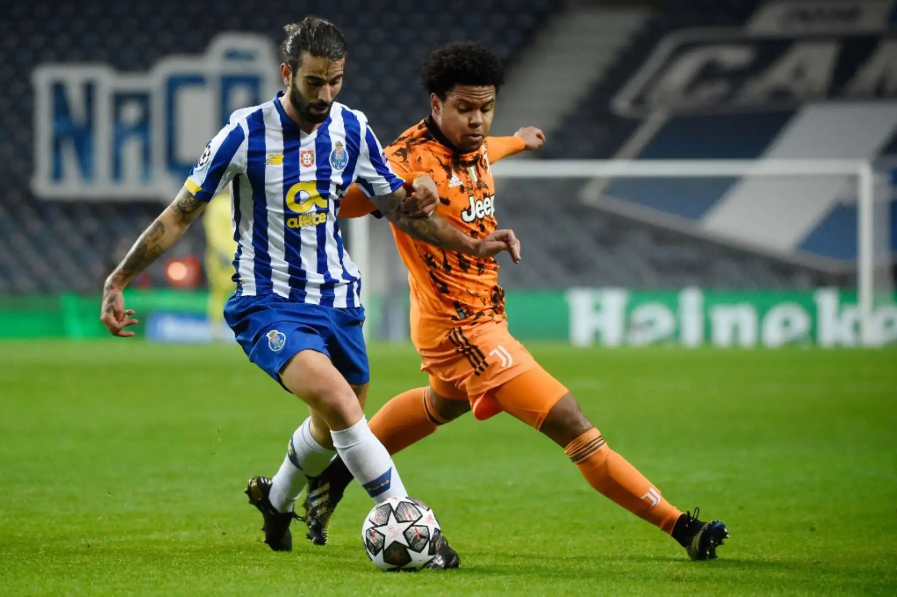 El centrocampista portugués del FC Porto Sergio Oliveira (L) compite con el centrocampista estadounidense de la Juventus Weston McKennie durante el partido de ida de los octavos de final de la Liga de Campeones de la UEFA entre el Porto y la Juventus en el estadio Dragao de Porto

Foto: AFP