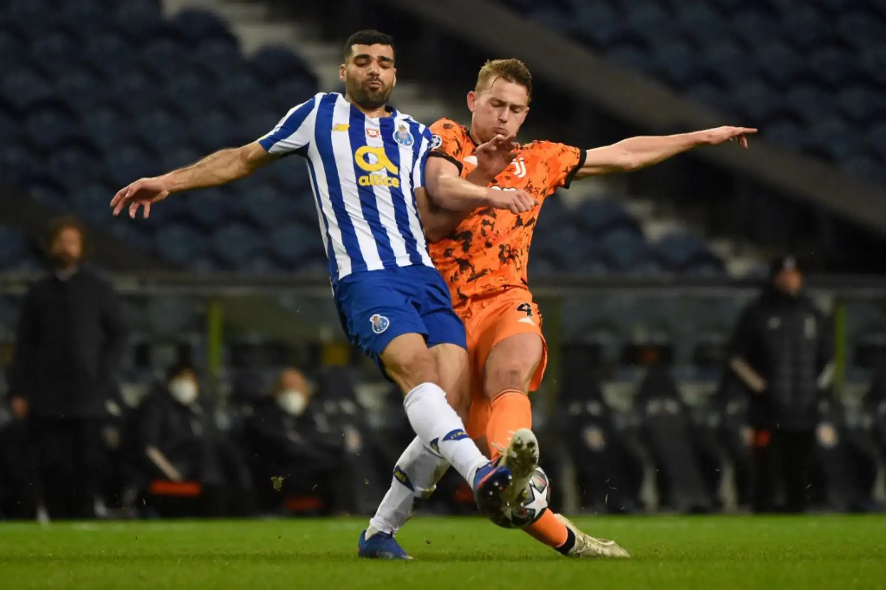 El delantero iraní del FC Porto Mehdi Taremi (L) compite con el defensor holandés de la Juventus Matthijs De Ligt durante el partido de ida de los octavos de final de la Liga de Campeones de la UEFA entre Porto y Juventus en el estadio Dragao de Porto

Foto: AFP