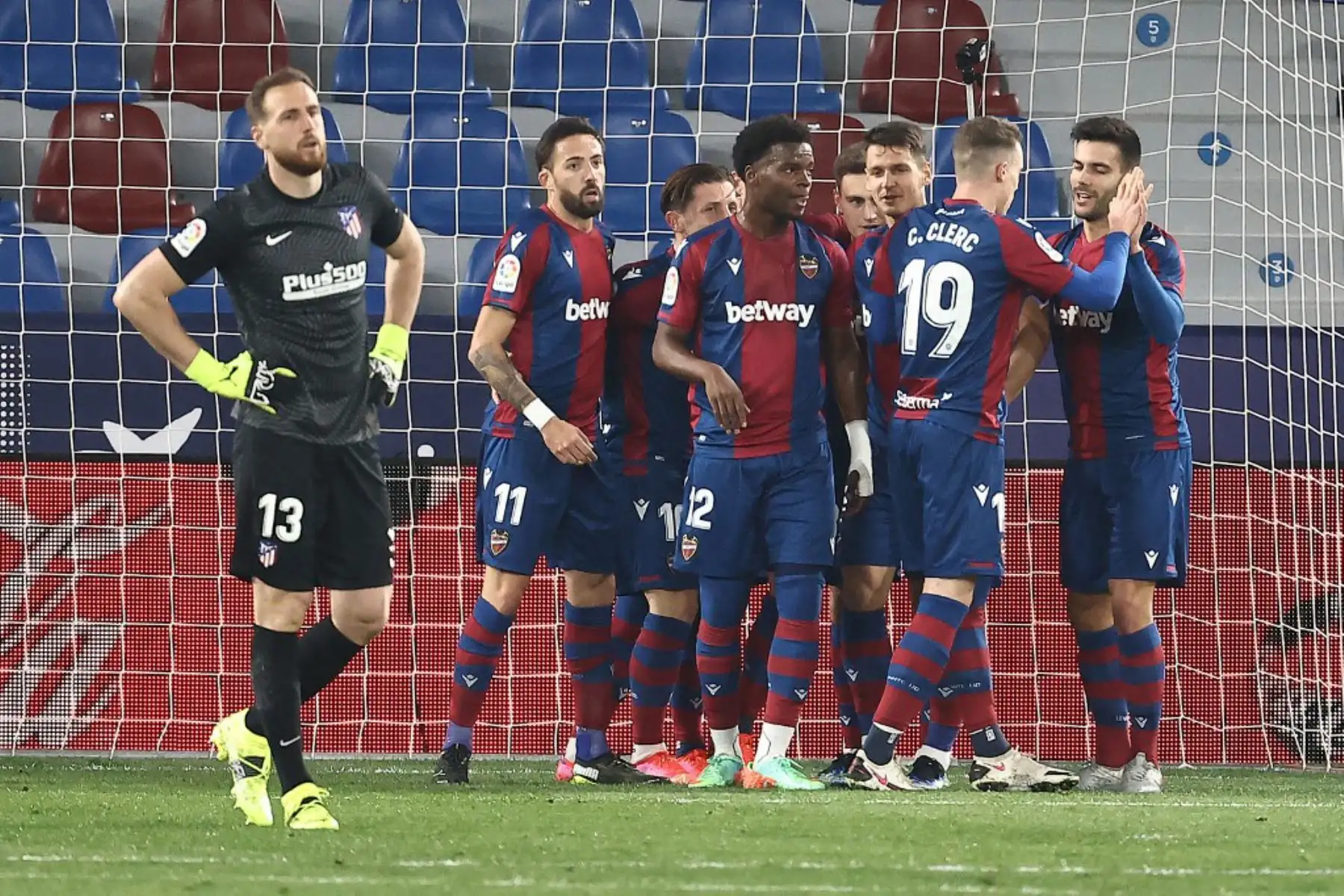 Los jugadores del Levante celebran tras marcar un gol durante el partido de fútbol de la liga española entre el Levante UD y el Club Atlético de Madrid en el estadio Ciutat de Valencia de Valencia

Foto:AFP