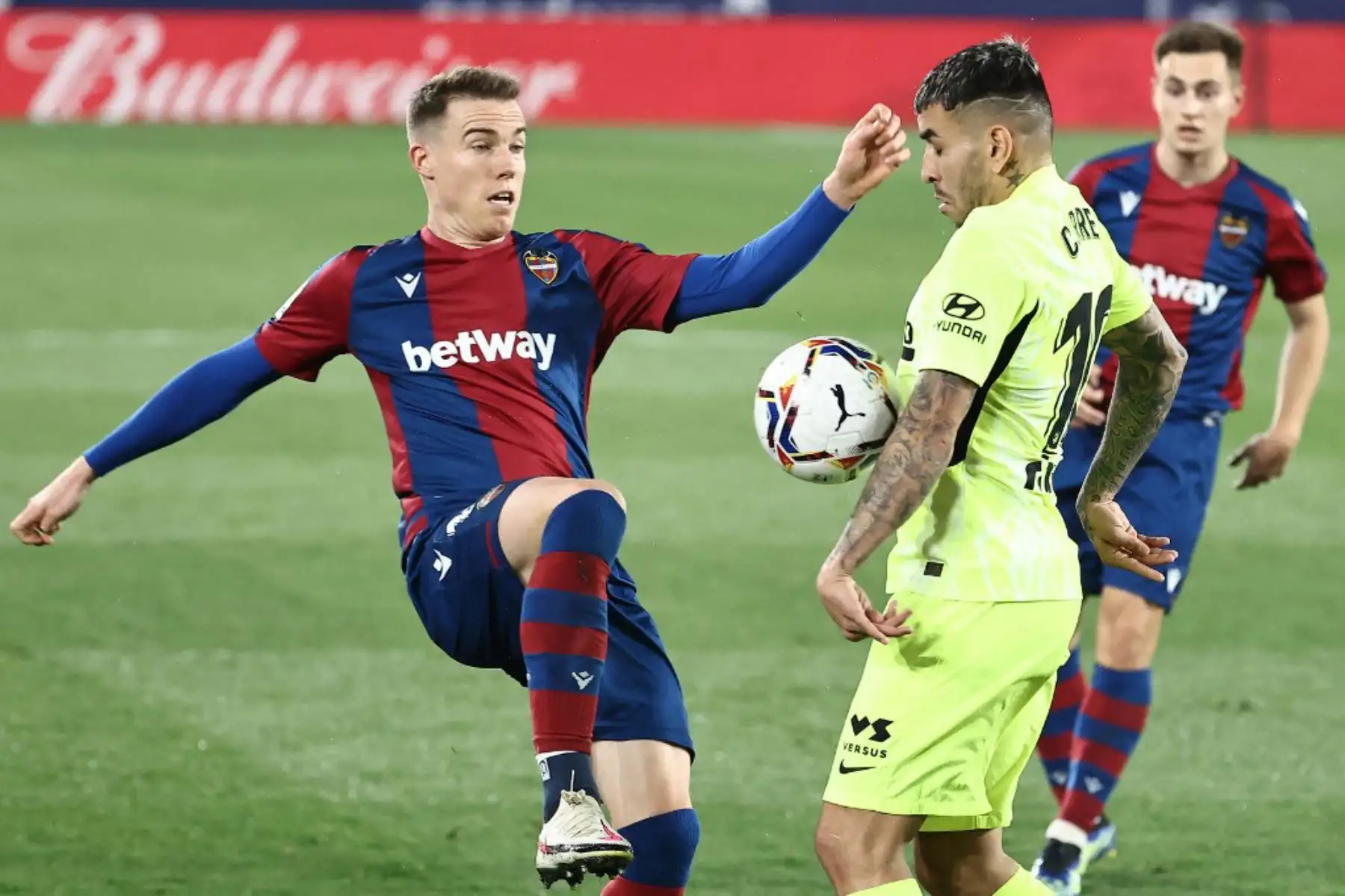 El defensor español del Levante Carlos Clerc (L) desafía al delantero argentino del Atlético de Madrid Ángel Correa durante el partido de fútbol de la liga española entre el Levante UD y el Club Atlético de Madrid en el estadio Ciutat de Valencia en Valencia

Foto:AFP