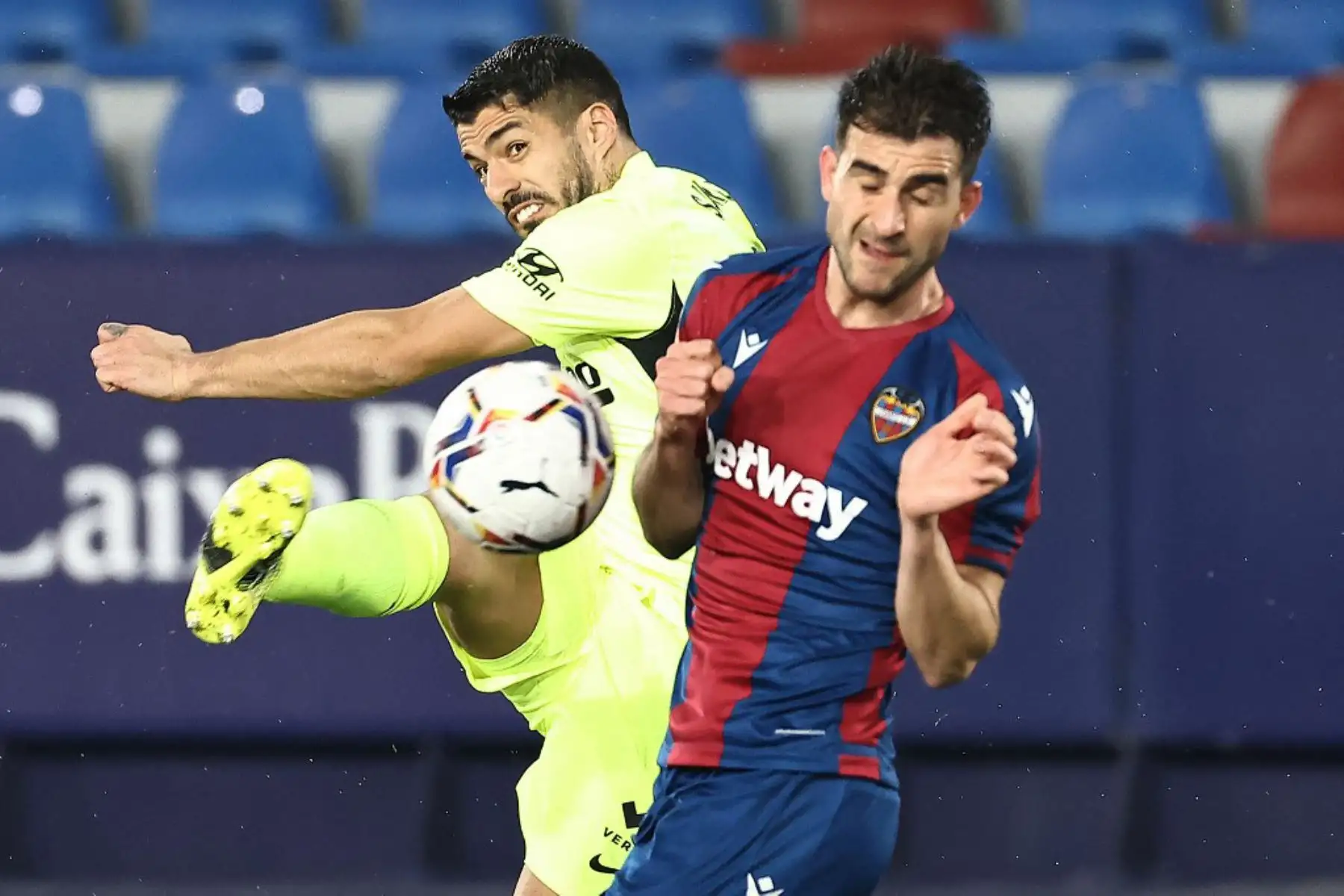 El delantero uruguayo del Atlético de Madrid Luis Suárez (L) patea el balón pasando al defensor español del Levante Sergio Postigo durante el partido de fútbol de la liga española entre el Levante UD y el Club Atlético de Madrid en el estadio Ciutat de Valencia en Valencia

Foto:AFP