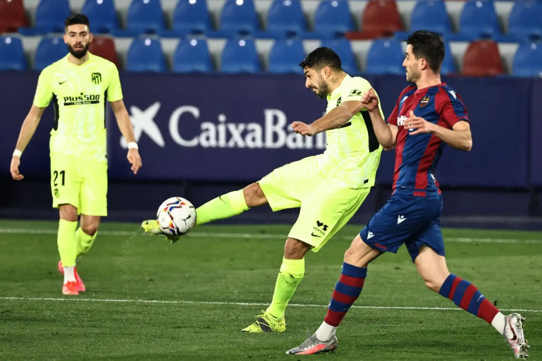 El delantero uruguayo del Atlético de Madrid Luis Suárez (C) desafía al defensor español del Levante Sergio Postigo durante el partido de fútbol de la liga española entre el Levante UD y el Club Atlético de Madrid en el estadio Ciutat de Valencia en Valencia

Foto:AFP