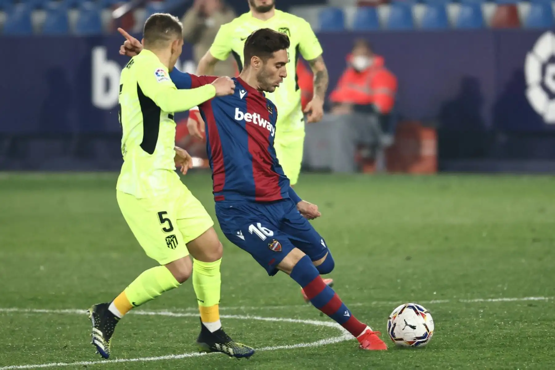 El delantero español del Levante Rubén Rochina (R) desafía al centrocampista uruguayo del Atlético de Madrid Lucas Torreira durante el partido de fútbol de la liga española entre el Levante UD y el Club Atlético de Madrid en el estadio Ciutat de Valencia en Valencia

Foto:AFP