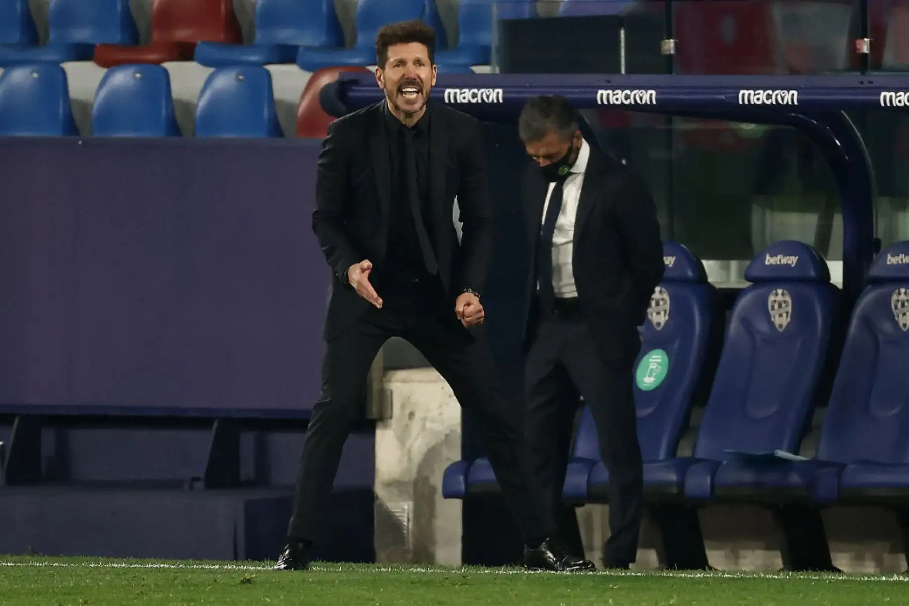 El técnico argentino del Atlético de Madrid, Diego Simeone, reacciona durante el partido de fútbol de la liga española entre el Levante UD y el Club Atlético de Madrid en el estadio Ciutat de Valencia en Valencia

Foto:AFP