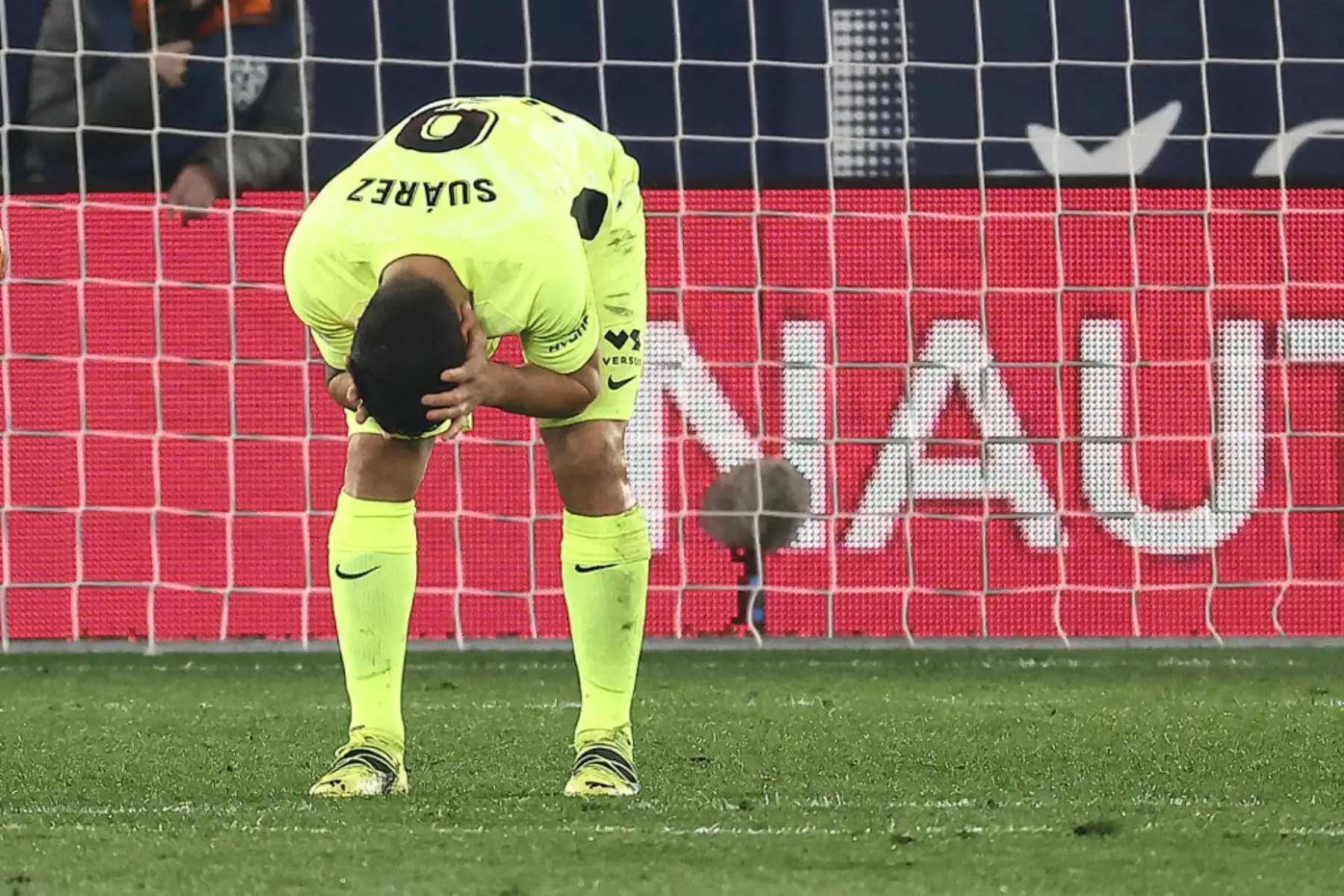 El delantero uruguayo del Atlético de Madrid Luis Suárez reacciona después de perder una oportunidad de gol durante el partido de fútbol de la liga española entre el Levante UD y el Club Atlético de Madrid en el estadio Ciutat de Valencia en Valencia

Foto:AFP