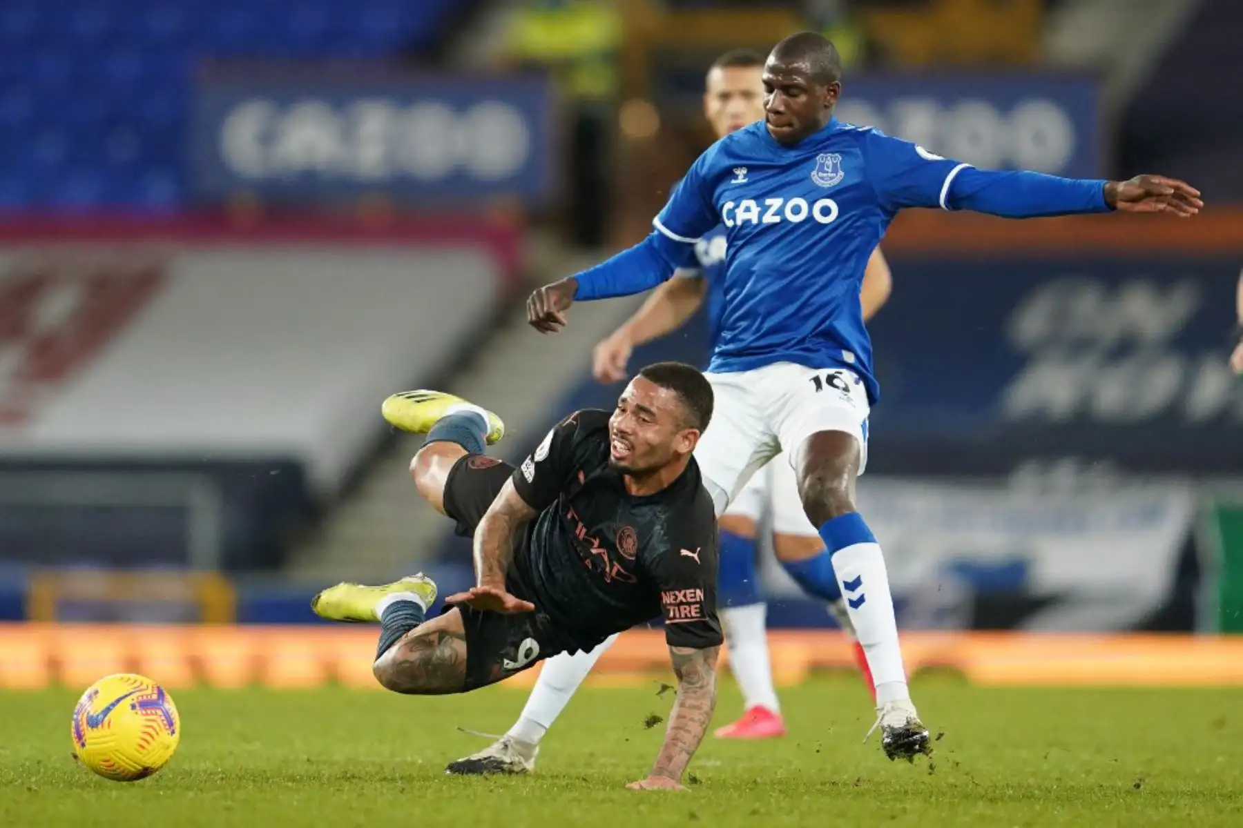El centrocampista francés del Everton Abdoulaye Doucoure (derecha) aborda al delantero brasileño del Manchester City Gabriel Jesus durante el partido de fútbol de la Premier League inglesa entre el Everton y el Manchester United en Goodison Park en Liverpool,

Foto:AFP