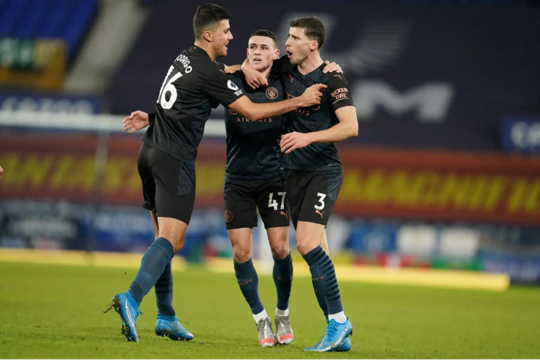 El mediocampista inglés del Manchester City Phil Foden (C) celebra con sus compañeros de equipo después de anotar el primer gol de su equipo durante el partido de fútbol de la Premier League inglesa entre Everton y Manchester United en Goodison Park en Liverpool

Foto:AFP