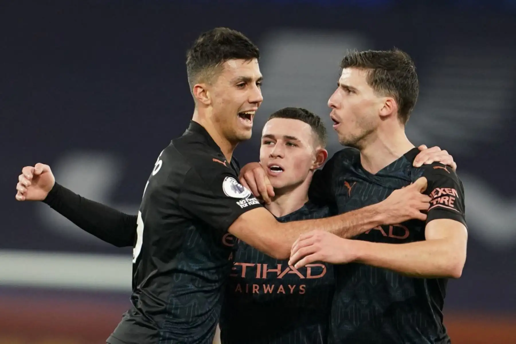 El mediocampista inglés del Manchester City Phil Foden (C) celebra con sus compañeros de equipo después de anotar el primer gol de su equipo durante el partido de fútbol de la Premier League inglesa entre Everton y Manchester United en Goodison Park en Liverpool

Foto:AFP