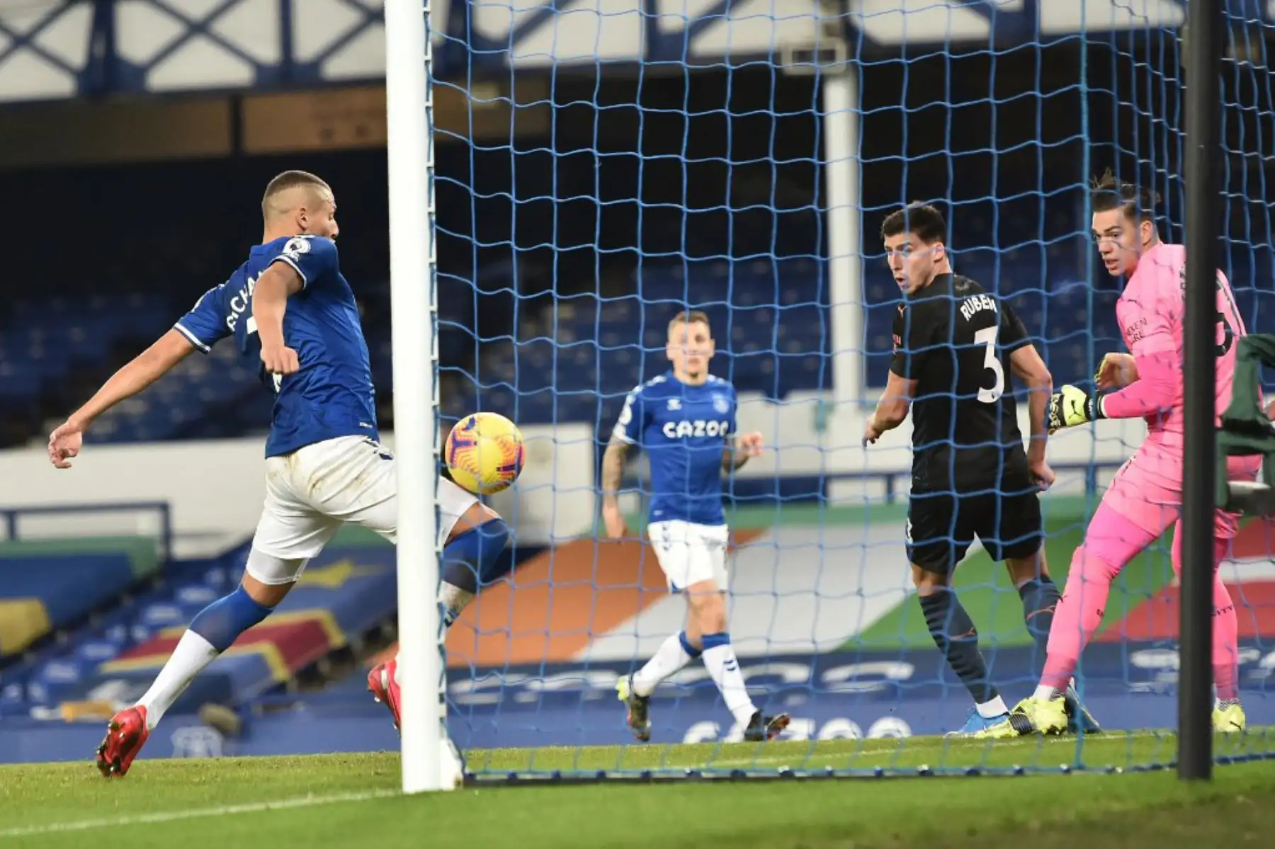 El delantero brasileño del Everton Richarlison (L) anota el primer gol de su equipo durante el partido de fútbol de la Premier League inglesa entre el Everton y el Manchester United en Goodison Park en Liverpool

Foto:AFP