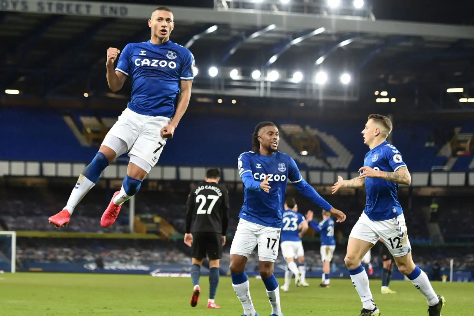 El delantero brasileño del Everton Richarlison (L) celebra tras marcar el primer gol de su equipo durante el partido de fútbol de la Premier League inglesa entre el Everton y el Manchester United en Goodison Park en Liverpool

Foto:AFP