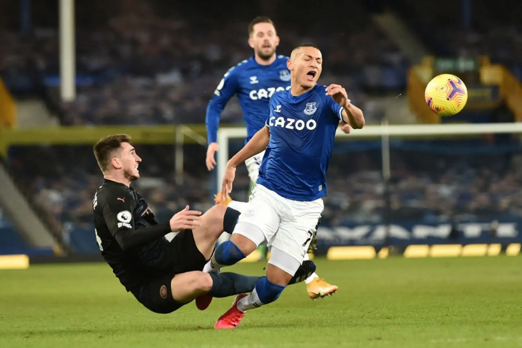 El defensor francés del Manchester City Aymeric Laporte (L) aborda al delantero brasileño del Everton Richarlison durante el partido de fútbol de la Premier League inglesa entre el Everton y el Manchester United en Goodison Park en Liverpool

Foto:AFP