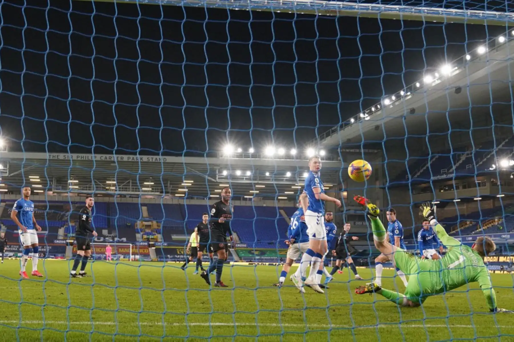 El centrocampista inglés del Manchester City Phil Foden marca el gol de apertura de su equipo durante el partido de fútbol de la Premier League inglesa entre el Everton y el Manchester United en Goodison Park en Liverpool

Foto:AFP