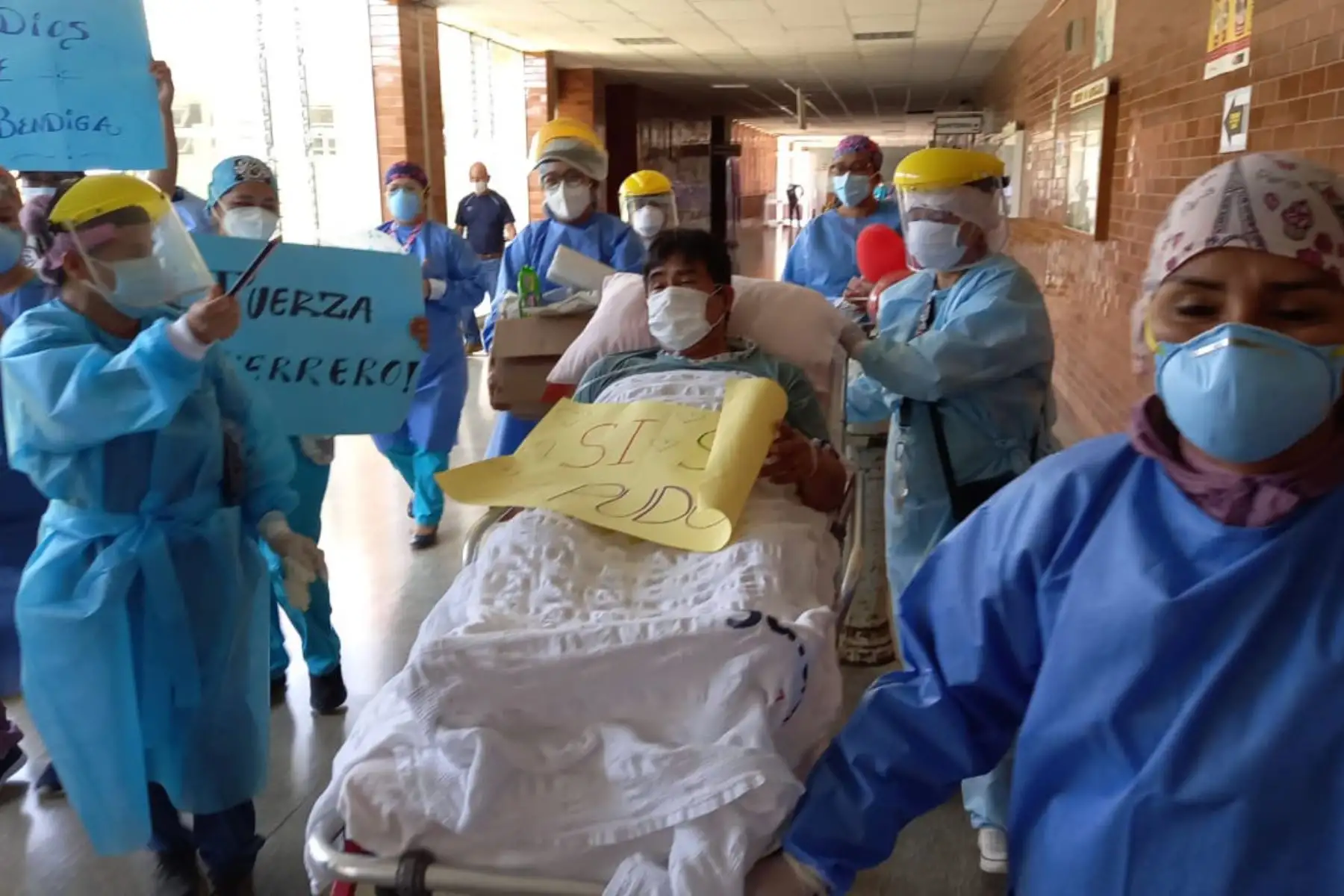 El jefe del Departamento de Enfermería del Hospital Regional Eleazar Guzmán Barrón, Fredy Mosqueira, abandonó la UCI tras superar la etapa crítica del covid-19. Foto: ANDINA/Cortesía Gonzalo Horna