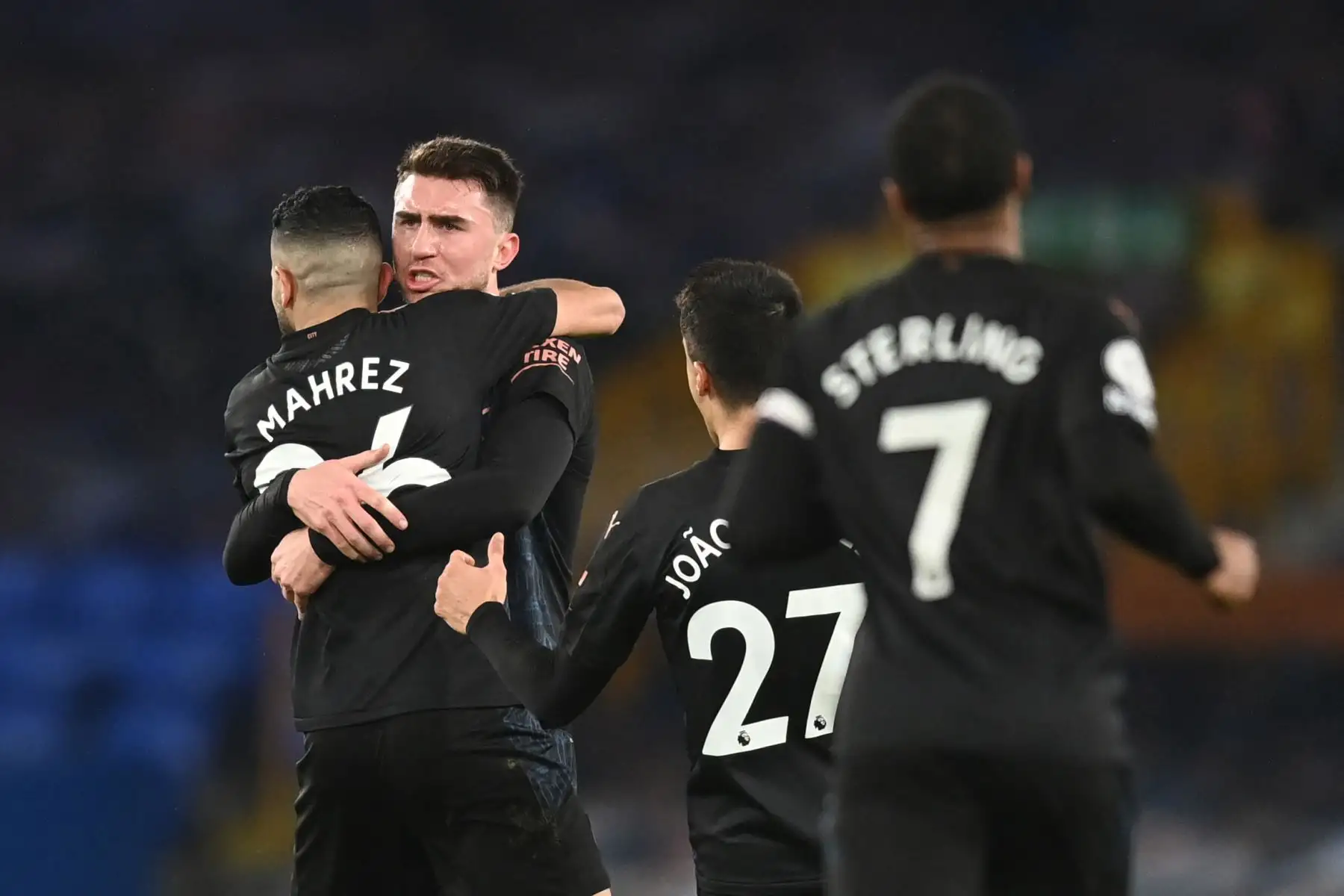 El centrocampista argelino del Manchester City, Riyad Mahrez , celebra con sus compañeros de equipo después de anotar el segundo gol de su equipo durante el partido de fútbol de la Premier League inglesa entre Everton y Manchester United.
Foto: AFP