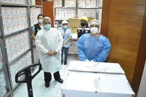 La Dirección Regional de Salud recibió 9,305 vacunas que serán destinadas al personal de salud que afronta la dura batalla contra la pandemia en los centros de salud, hospitales de EsSalud, Regionales y de la Marina de Guerra. Foto: ANDINA/Gobierno Regional del Callao