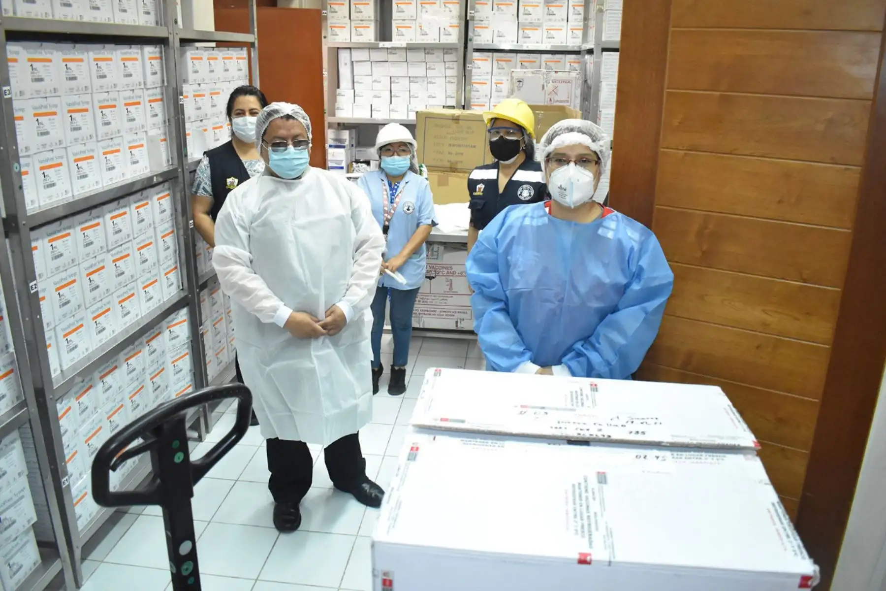 La Dirección Regional de Salud recibió 9,305 vacunas que serán destinadas al personal de salud que afronta la dura batalla contra la pandemia en los centros de salud, hospitales de EsSalud, Regionales y de la Marina de Guerra. Foto: ANDINA/Gobierno Regional del Callao