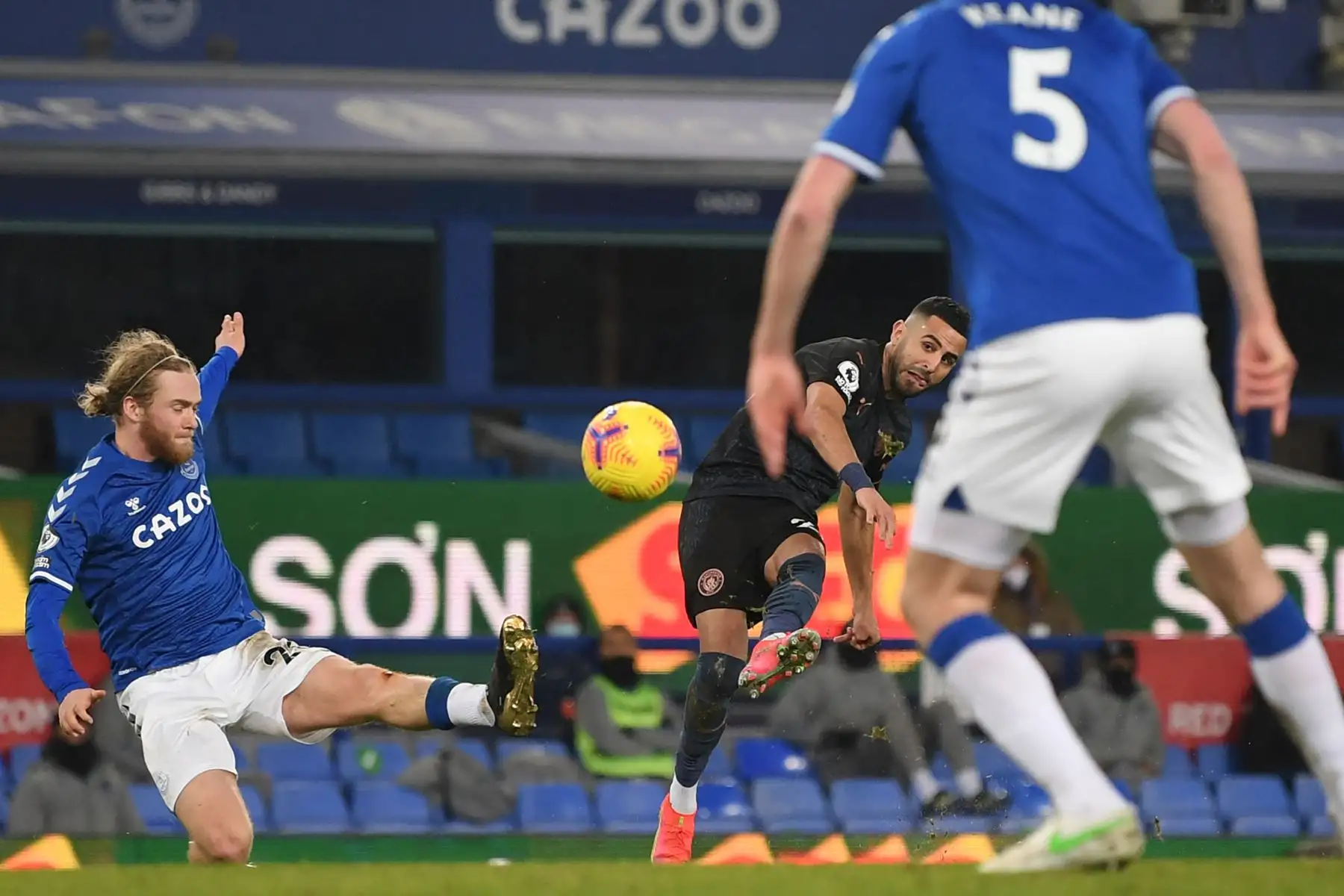 El centrocampista argelino del Manchester City, Riyad Mahrez , anotó el segundo gol de su equipo durante el partido de fútbol de la Premier League inglesa entre Everton y Manchester United.
Foto: AFP