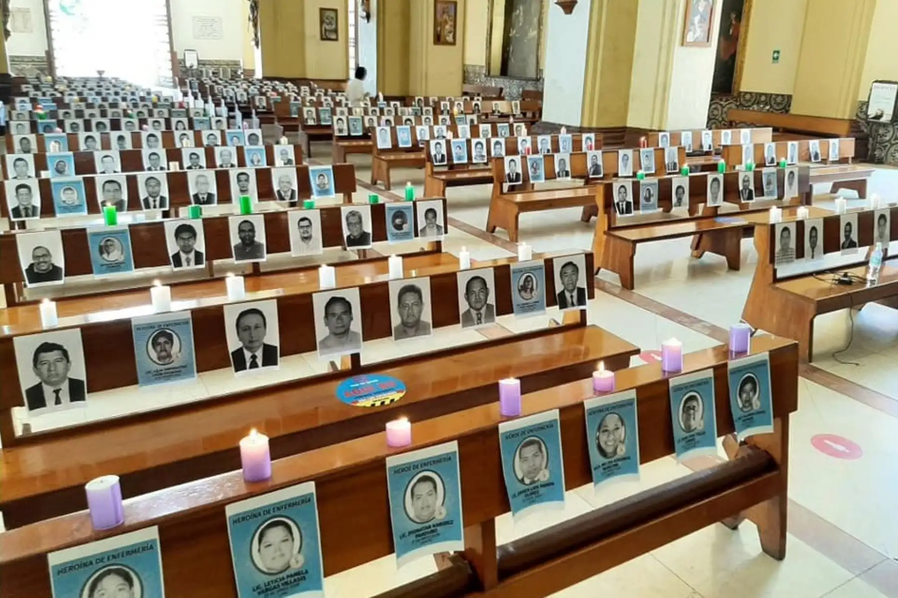 Homenaje a los héroes de la salud en la catedral de Trujillo.