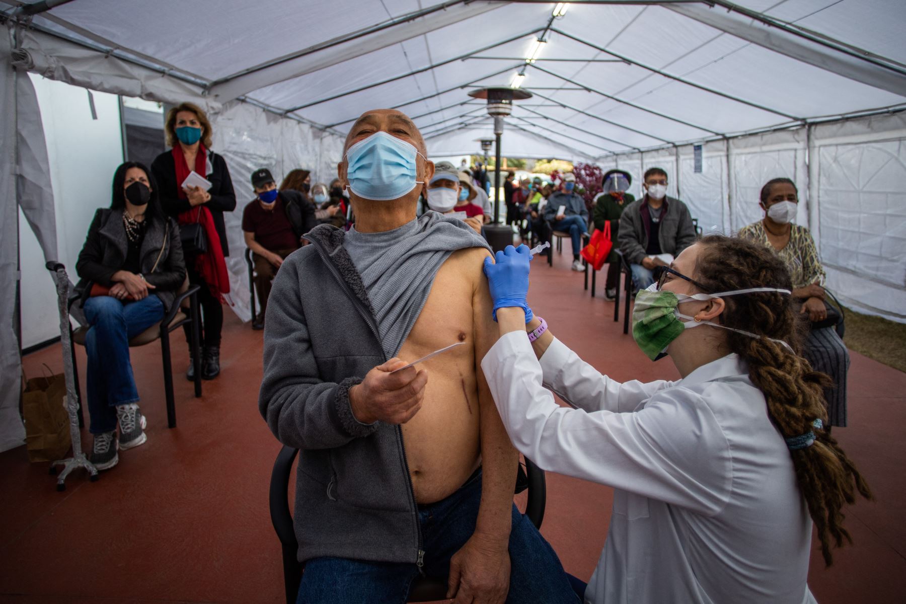 Sang Lee es inoculado con la vacuna Moderna contra la covid-19 en Kedren Community Health Center, en el centro sur de Los Ángeles, California. Foto: AFP
