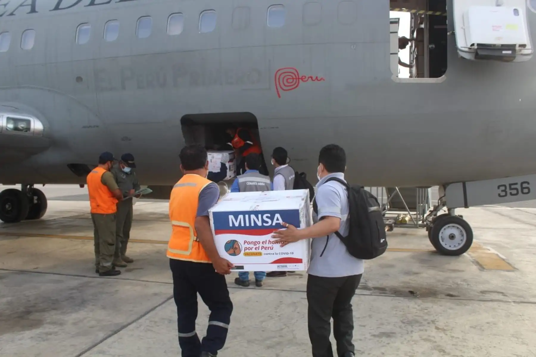 A bordo de un avión de la FAP se trasladan 10 cajas térmicas con 7481 dosis de la vacuna contra la Covid-19 a Lambayeque. Acompaña la ministra de Defensa Nuria Sparch. Foto: ANDINA/Difusión