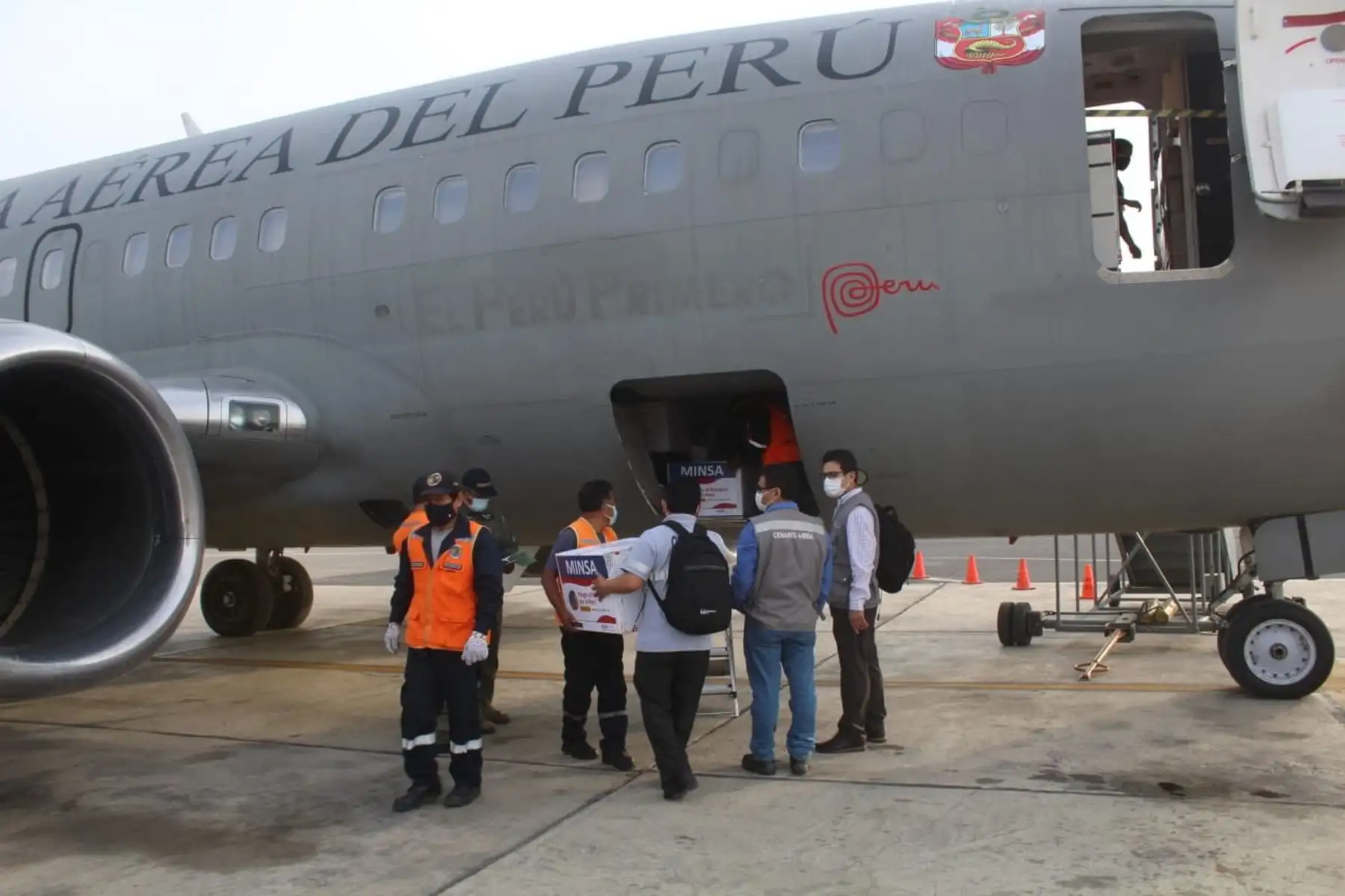 A bordo de un avión de la FAP se trasladan 10 cajas térmicas con 7481 dosis de la vacuna contra la Covid-19 a Lambayeque. Acompaña la ministra de Defensa Nuria Sparch. Foto: ANDINA/Difusión