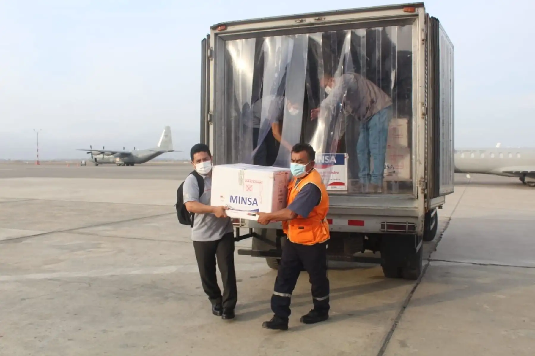 A bordo de un avión de la FAP se trasladan 10 cajas térmicas con 7481 dosis de la vacuna contra la Covid-19 a Lambayeque. Acompaña la ministra de Defensa Nuria Sparch. Foto: ANDINA/Difusión