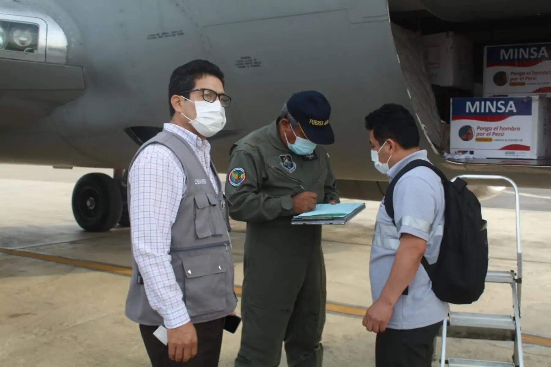 A bordo de un avión de la FAP se trasladan 10 cajas térmicas con 7481 dosis de la vacuna contra la Covid-19 a Lambayeque. Acompaña la ministra de Defensa Nuria Sparch. Foto: ANDINA/Difusión