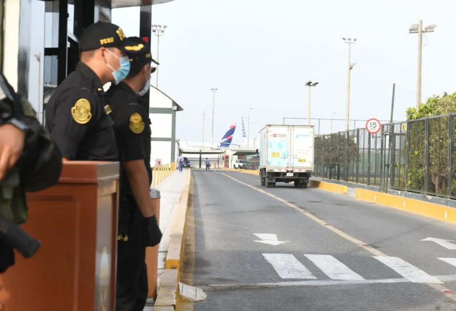 Un nuevo lote de vacunas que refuerza la lucha contra la covid-19 en el Perú fue trasladado a Ica a través de la Dirección de Aviación de la Polícia. Foto: ANDINA/Difusión