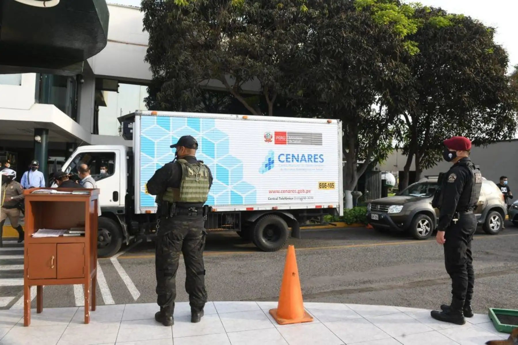 Un nuevo lote de vacunas que refuerza la lucha contra la covid-19 en el Perú fue trasladado a Ica a través de la Dirección de Aviación de la Polícia. Foto: ANDINA/Difusión