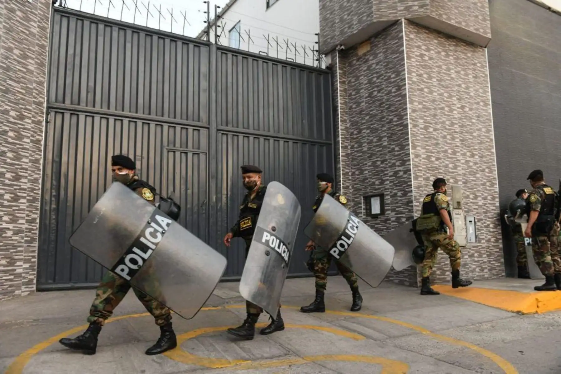 La Polícia Nacional peruana continúa garantizando el resguardo durante el traslado y distribución del segundo lote de vacunas contra la covid-19. Los dispositivos de seguridad se realizan en todas las regiones del país. Foto: ANDINA/Difusión