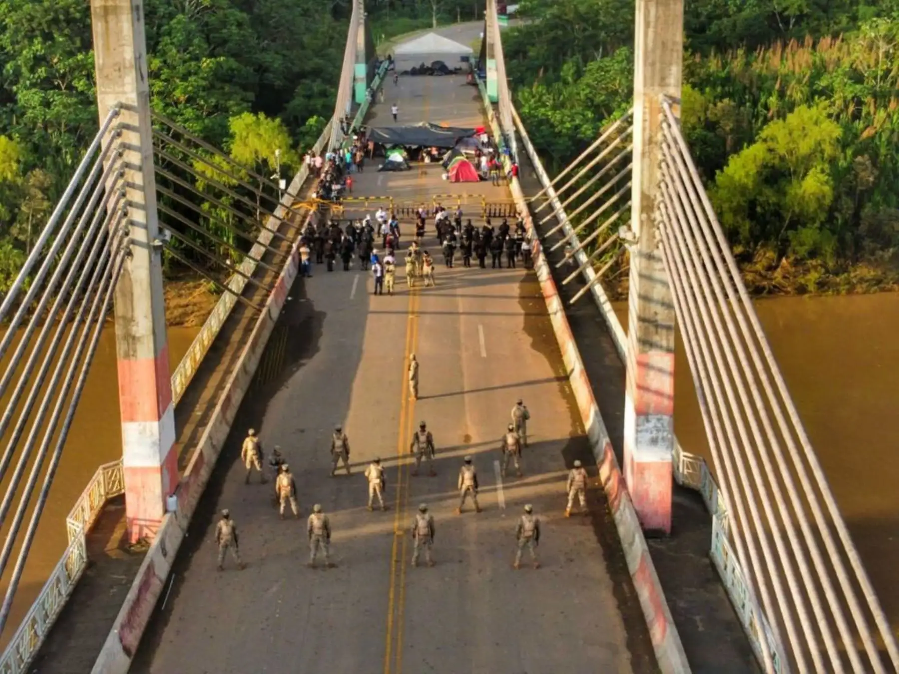 FF AA y la Policía Nacional garantizan el control y seguridad en la frontera de Madre de Dios para evitar el ingreso ilegal de ciudadanos haitianos. ANDINA/Difusión