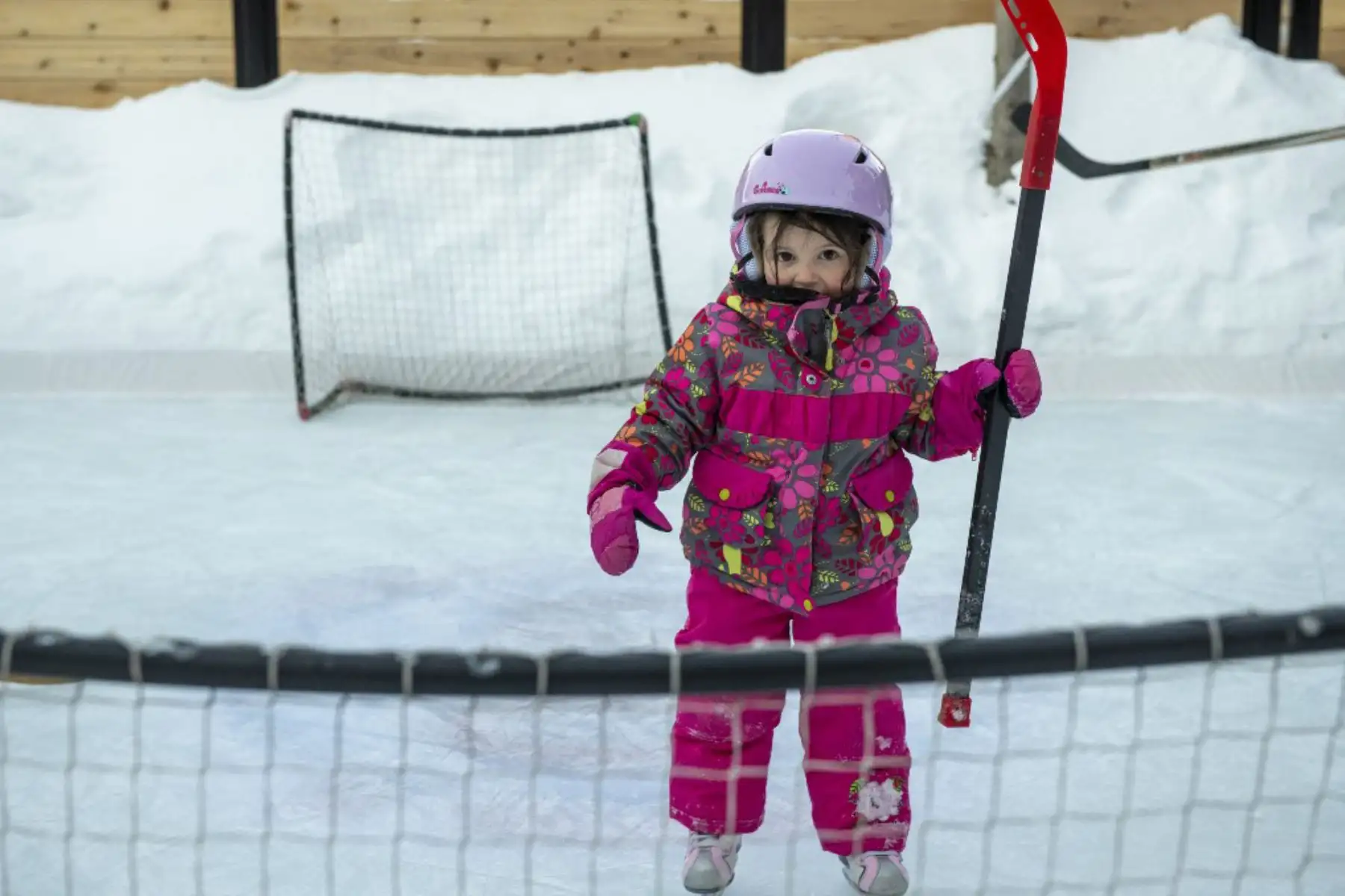 Marine Rheaume sostiene un palo de hockey en la pista de hielo en el patio trasero de su familia en Montreal, Quebec. Más canadienses que nunca, ya que las autoridades de salud pública han restringido las reuniones públicas y otras actividades sociales, este año están abrazando a una antigua tradición invernal en este país: la pista de patinaje sobre hielo que les permite patinar y jugar al hockey sobre hielo, el pasatiempo nacional de Canadá, y al mismo tiempo evitar contactos, más allá de sus familiares y