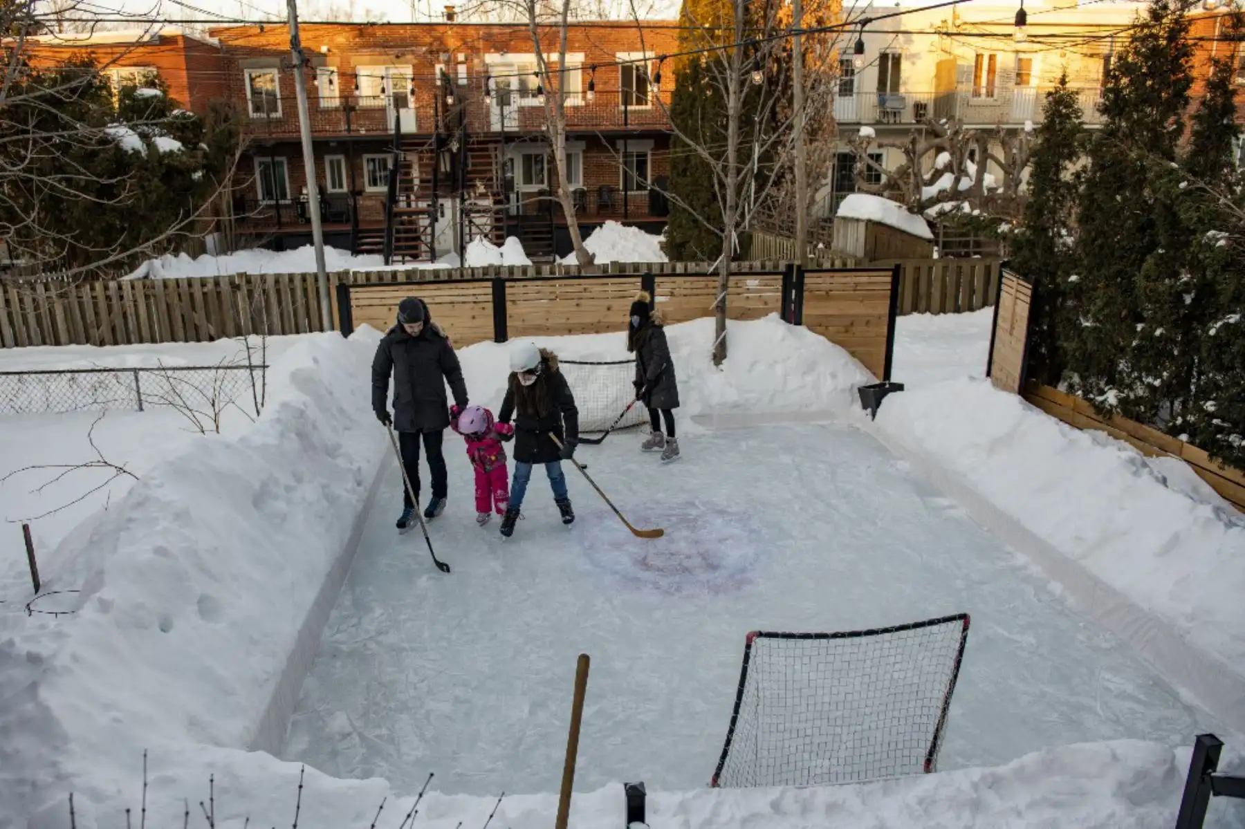Felix Rheaume y su familia juegan al hockey en la pista de hielo de su patio trasero en Montreal, Quebec. Más canadienses que nunca, ya que las autoridades de salud pública han restringido las reuniones públicas y otras actividades sociales, este año están abrazando a una antigua tradición invernal en este país: la pista de patinaje sobre hielo que les permite patinar y jugar al hockey sobre hielo, el pasatiempo nacional de Canadá, y al mismo tiempo evitar contactos, más allá de sus familiares y amigos inme