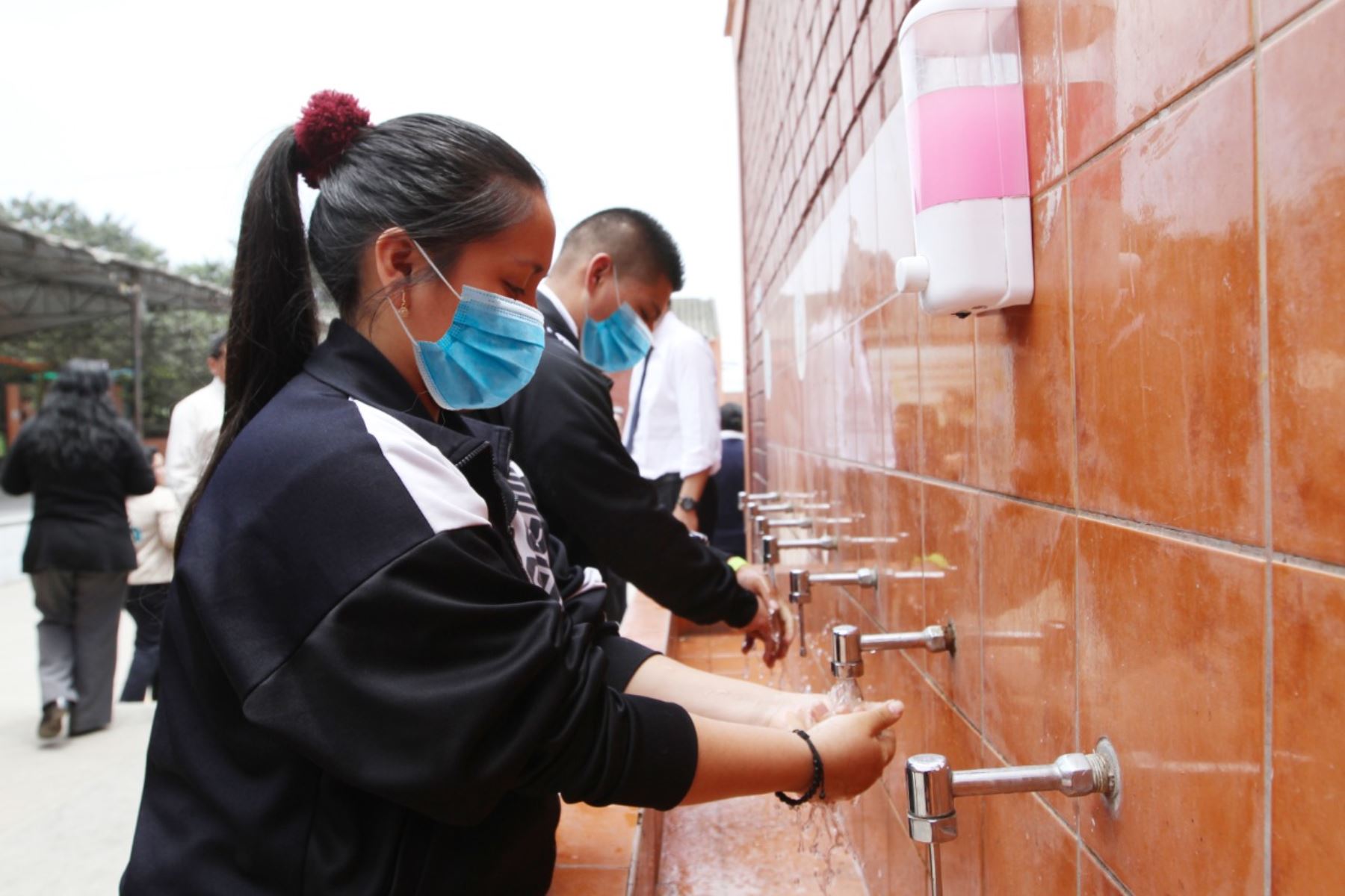 Cuenca informó que la instalación de estaciones de lavamanos se concretará mediante subvenciones del Programa de Mantenimiento 2021. Foto: Minedu