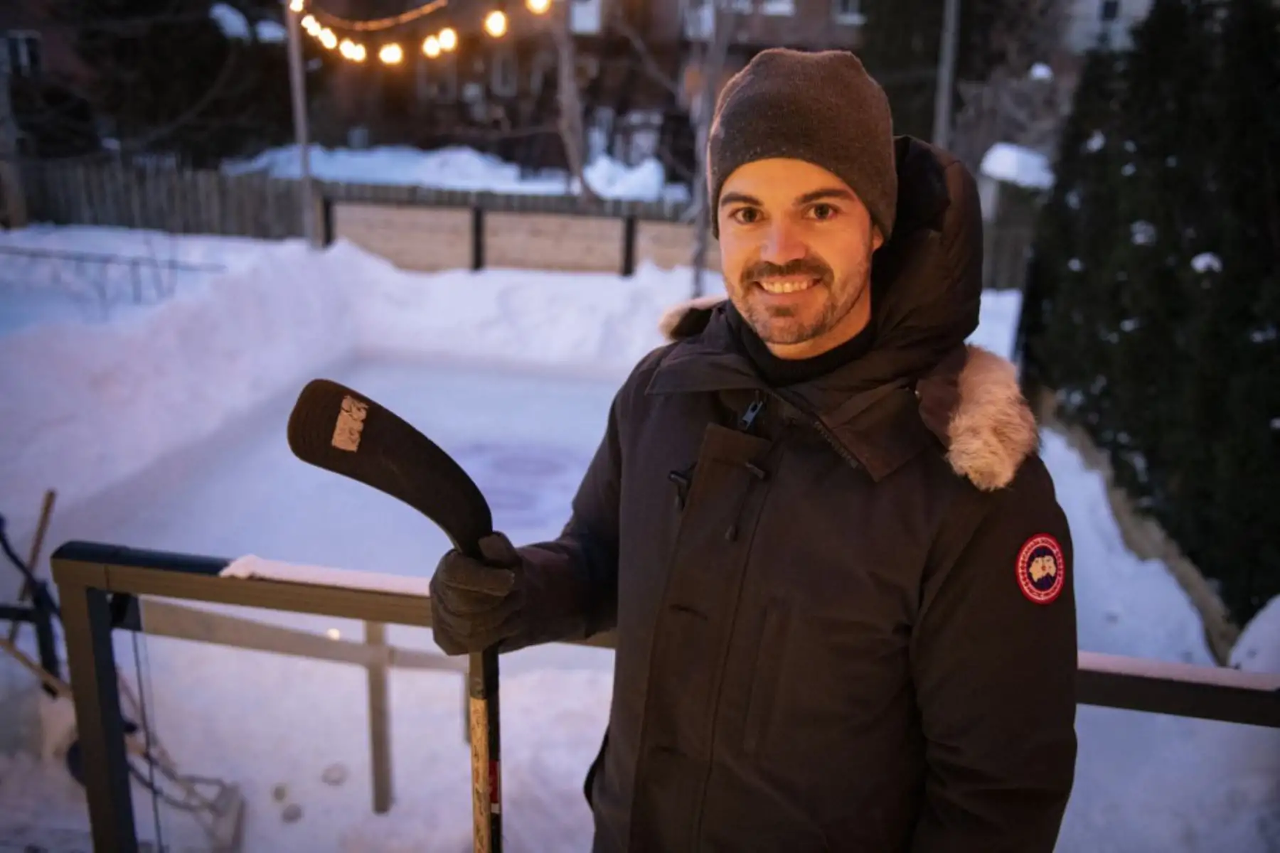 Felix Rheaume posa frente a la pista de hielo en su patio trasero en Montreal, Quebec. Más canadienses que nunca, ya que las autoridades de salud pública han restringido las reuniones públicas y otras actividades sociales, este año están abrazando a una antigua tradición invernal en este país: la pista de patinaje sobre hielo que les permite patinar y jugar al hockey sobre hielo, el pasatiempo nacional de Canadá, y al mismo tiempo evitar contactos, más allá de sus familiares y amigos inmediatos, que podrían