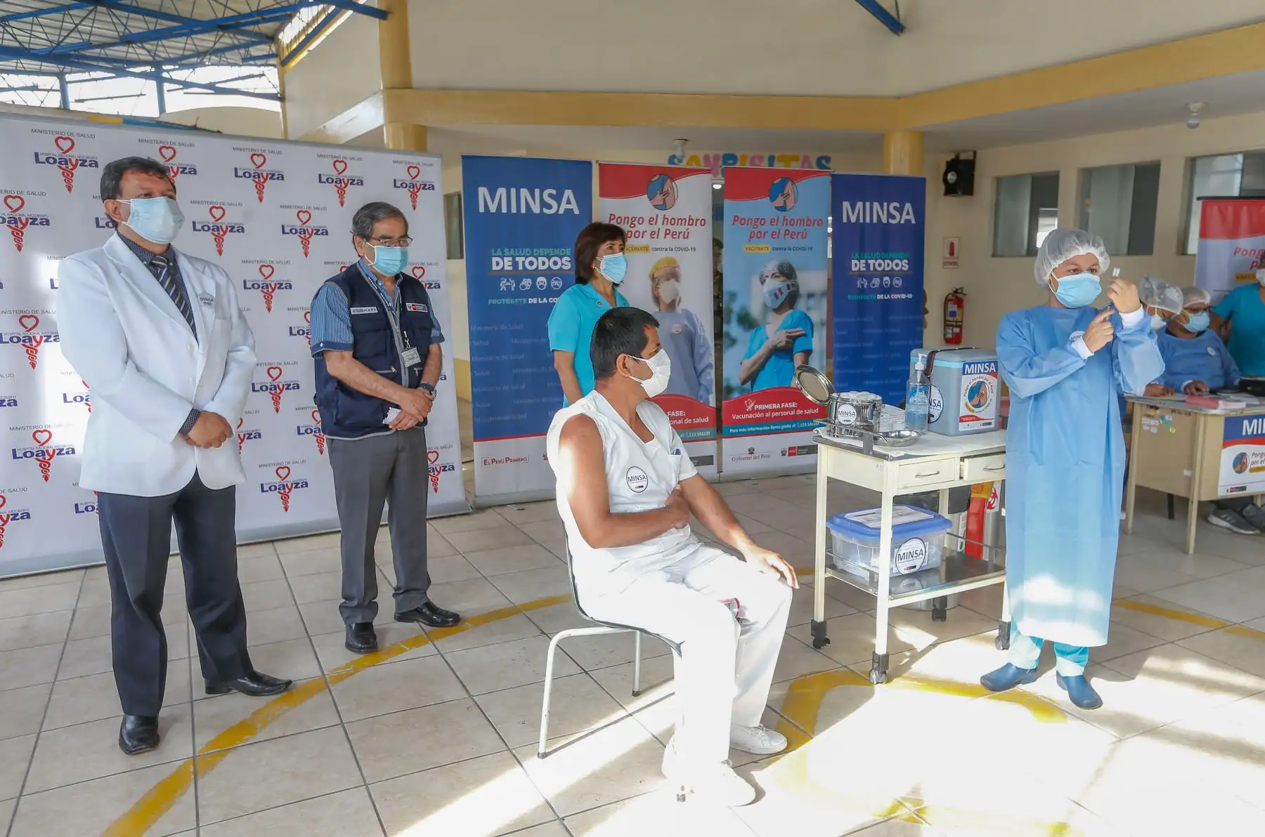 Ministro de Salud Óscar Ugarte supervisa jornada de vacunación en el hospital Loayza. Foto: ANDINA/Minsa