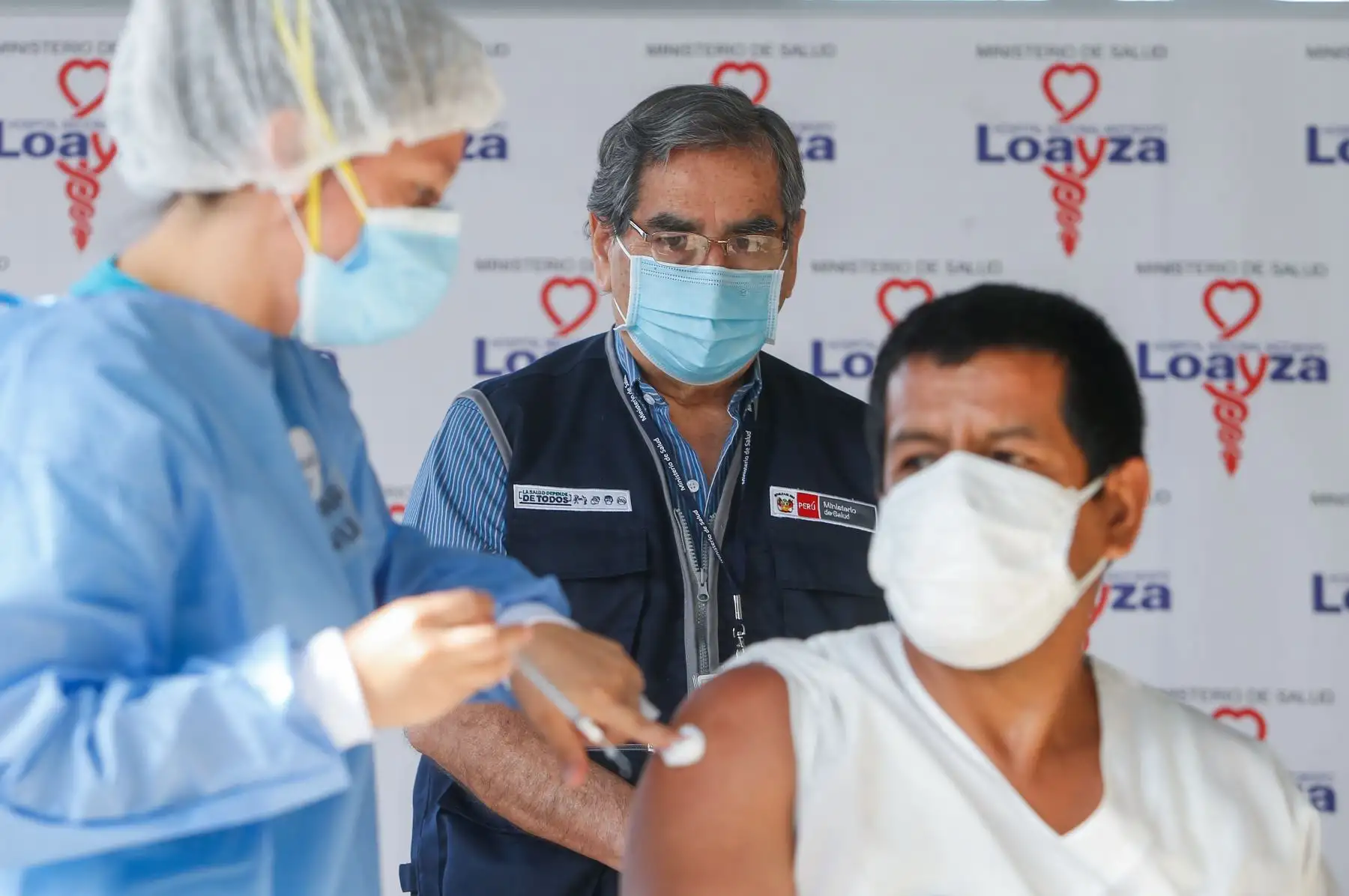 Ministro de Salud Óscar Ugarte supervisa jornada de vacunación contra el Covid-19 a personal médico en el hospital Loayza.
 Foto: ANDINA/Minsa