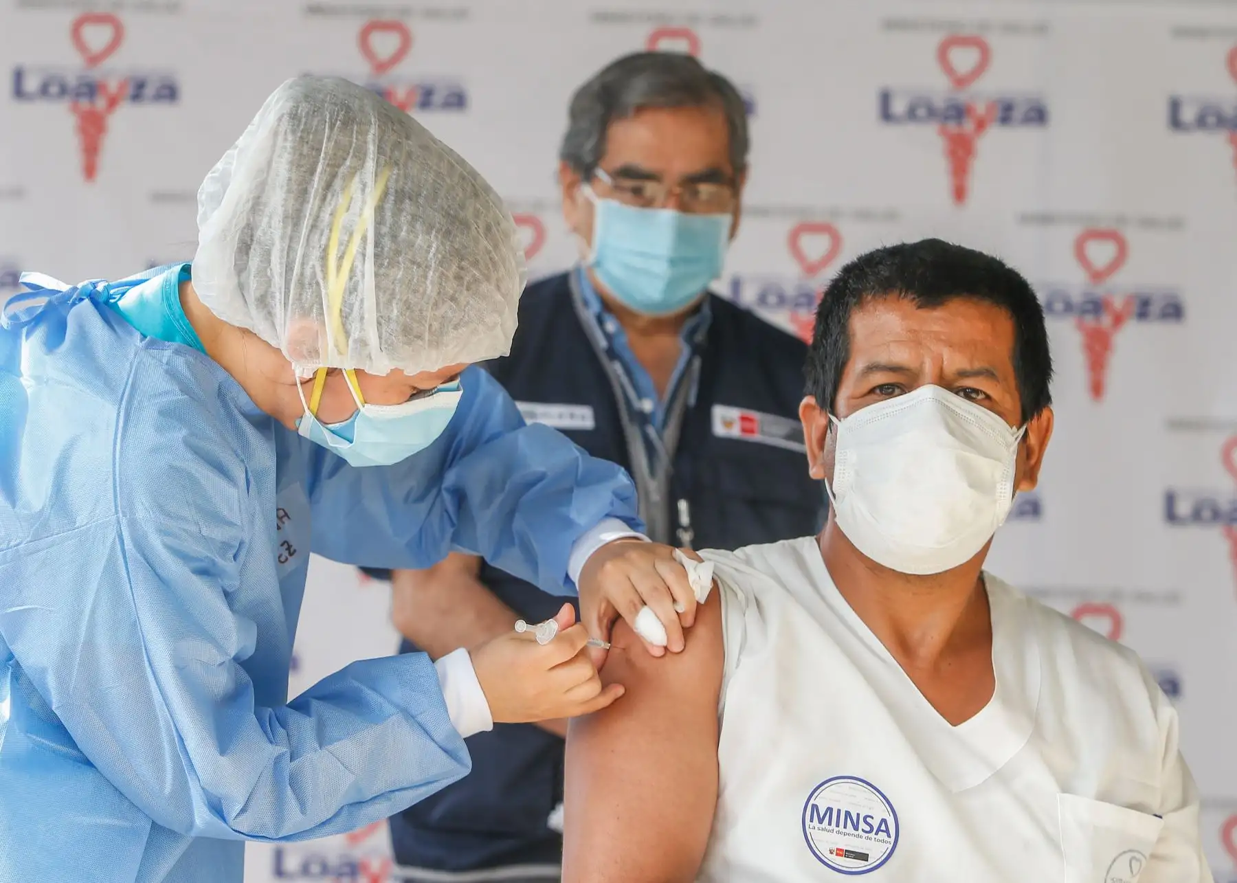 Ministro de Salud Óscar Ugarte supervisa jornada de vacunación contra el Covid-19 a personal médico en el hospital Loayza.
 Foto: ANDINA/Minsa