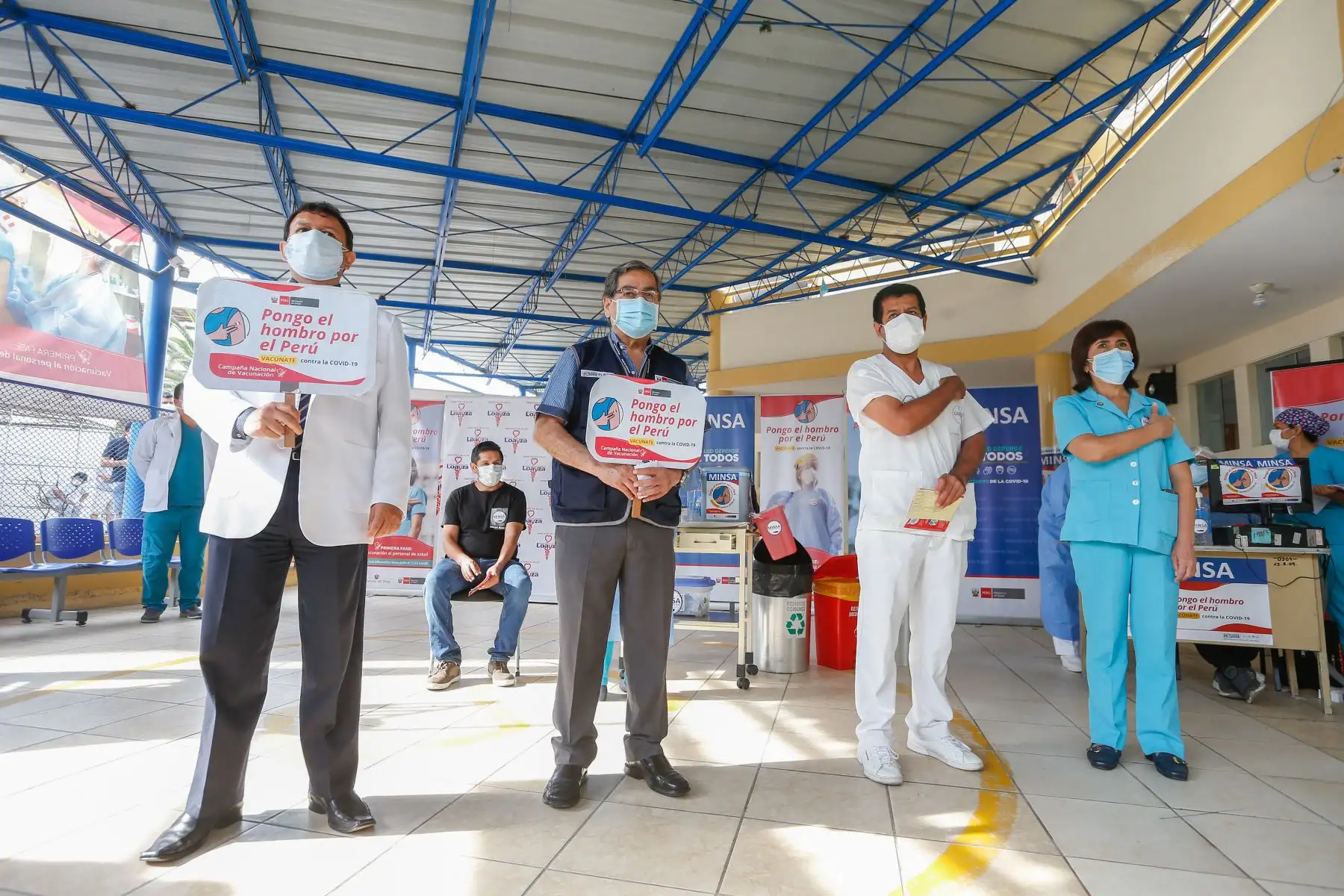 Ministro de Salud Óscar Ugarte supervisa jornada de vacunación contra el Covid-19 a personal médico en el hospital Loayza.
 Foto: ANDINA/Minsa