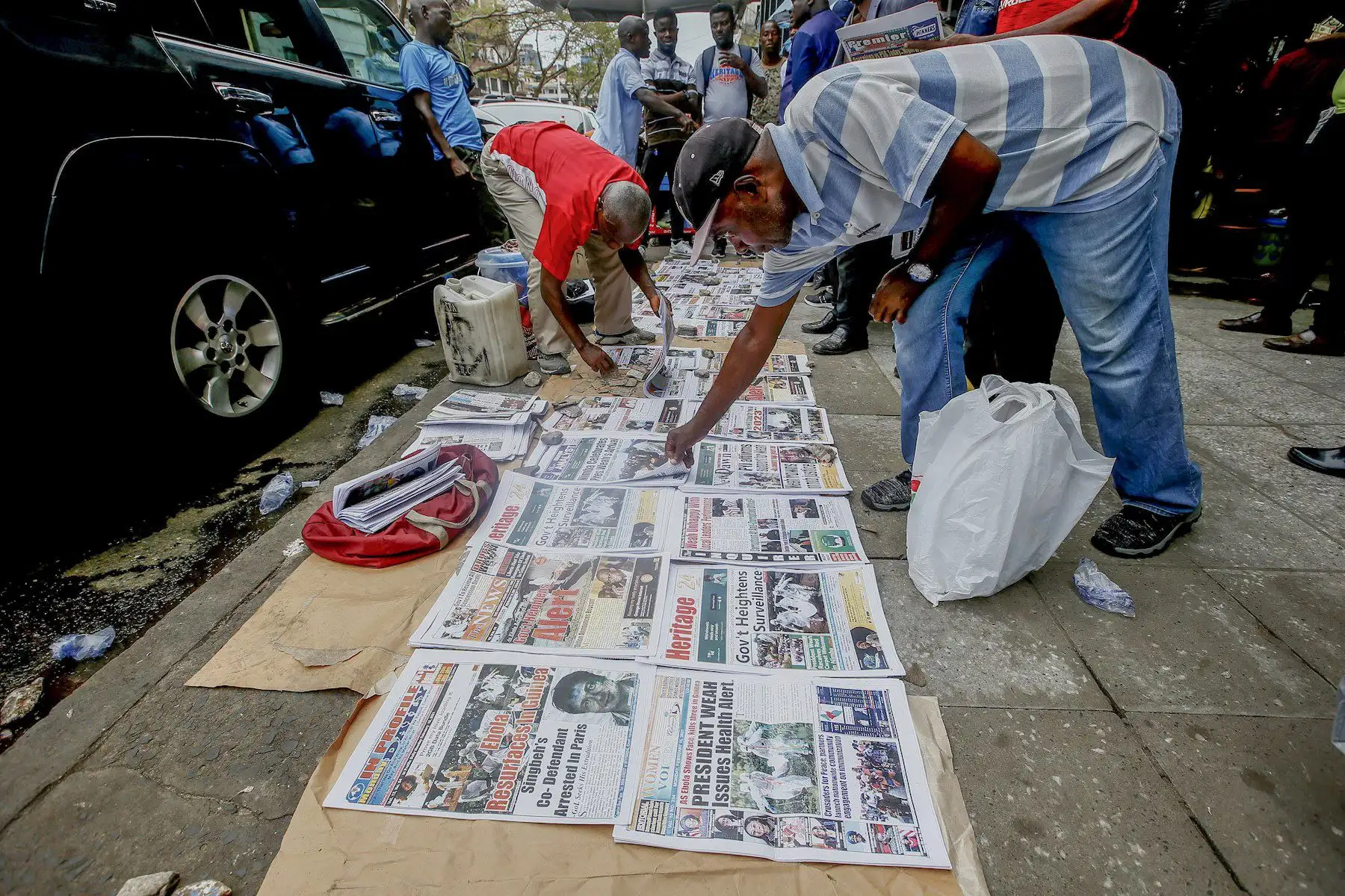 Hombres liberianos miran titulares de periódicos que informan sobre el brote de ébola en la vecina Guinea en un quiosco de prensa en la acera en Monrovia, Liberia. Según un comunicado de la oficina del presidente liberiano George Weah se ha colocado la salud de Liberia en un mayor nivel de alerta tras la muerte de cuatro personas por ébola en la vecina Guinea marcando cinco años desde que se registraron los últimos casos.

Foto: EFE