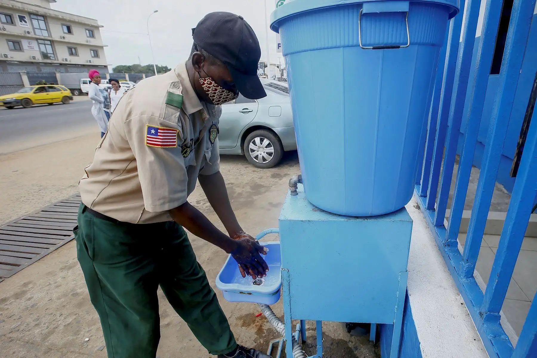 Un hombre liberiano se lava las manos para prevenir la propagación del ébola en medio de una nueva campaña contra la enfermedad en Monrovia, Liberia. Según un comunicado de la oficina del presidente liberiano George Weah se ha colocado la salud de Liberia en un mayor nivel de alerta tras la muerte de cuatro personas por ébola en la vecina Guinea marcando cinco años desde que se registraron los últimos casos.

Foto: EFE