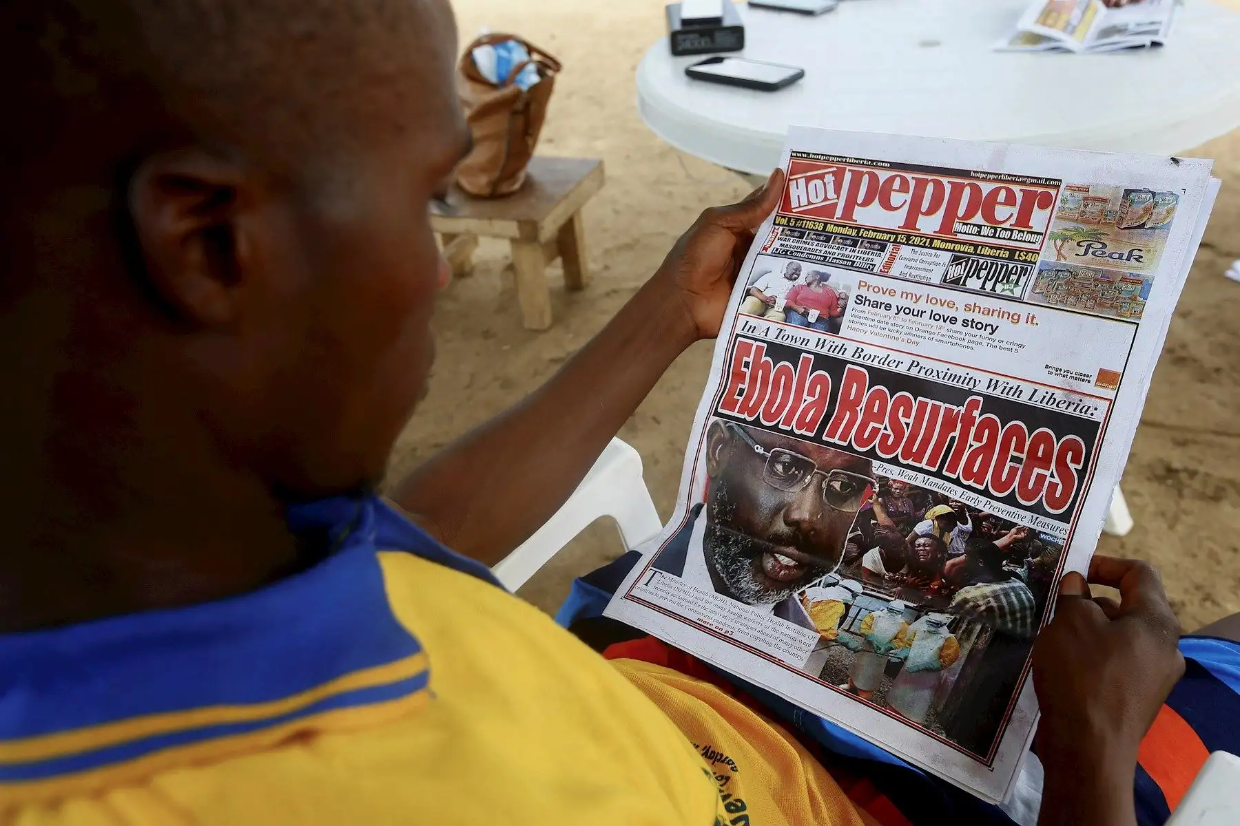 Un hombre liberiano lee un periódico que informa sobre el brote de ébola en la vecina Guinea en un quiosco de prensa en la acera en Monrovia, Liberia. Según un comunicado de la oficina del presidente liberiano George Weah se ha colocado la salud de Liberia en un mayor nivel de alerta tras la muerte de cuatro personas por ébola en la vecina Guinea marcando cinco años desde que se registraron los últimos casos.

Foto: EFE