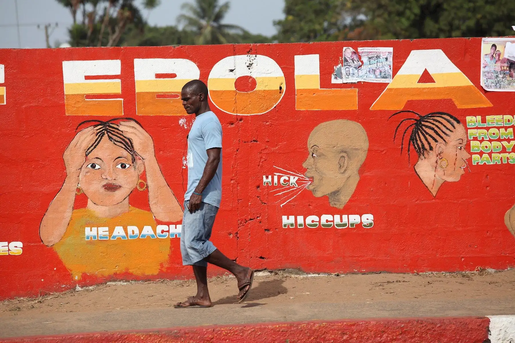 Un hombre liberiano caminando por una pintura de concienciación sobre el ébola en una pared en el centro de Monrovia, Liberia. Según un comunicado de la oficina del presidente liberiano George Weah se ha colocado la salud de Liberia en un mayor nivel de alerta tras la muerte de cuatro personas por ébola en la vecina Guinea marcando cinco años desde que se registraron los últimos casos.

Foto: EFE