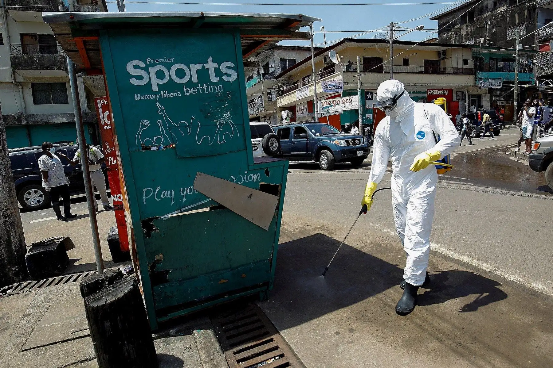 Un trabajador de la salud liberiano desinfecta una esquina de la calle donde recogieron a un paciente sospechoso de ébola y lo llevaron a una ambulancia para ser transportado a una unidad de tratamiento de ébola en Monrovia, Liberia. Según un comunicado de la oficina del presidente liberiano George Weah se ha colocado la salud de Liberia en un mayor nivel de alerta tras la muerte de cuatro personas por ébola en la vecina Guinea marcando cinco años desde que se registraron los últimos casos.

Foto: EFE