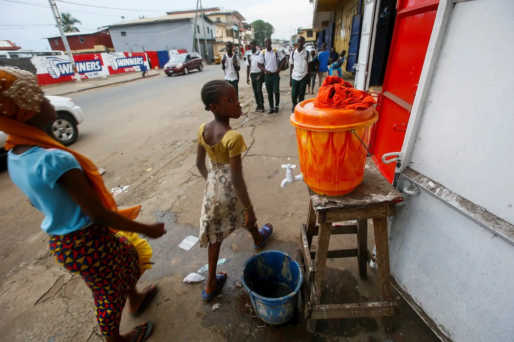 Los liberianos pasan junto a un balde de agua clorada para lavarse las manos colocado al lado de la carretera como medida para prevenir el brote de ébola, Monrovia, Liberia. Según un comunicado de la oficina del presidente liberiano George Weah se ha colocado la salud de Liberia en un mayor nivel de alerta tras la muerte de cuatro personas por ébola en la vecina Guinea marcando cinco años desde que se registraron los últimos casos.

Foto: EFE